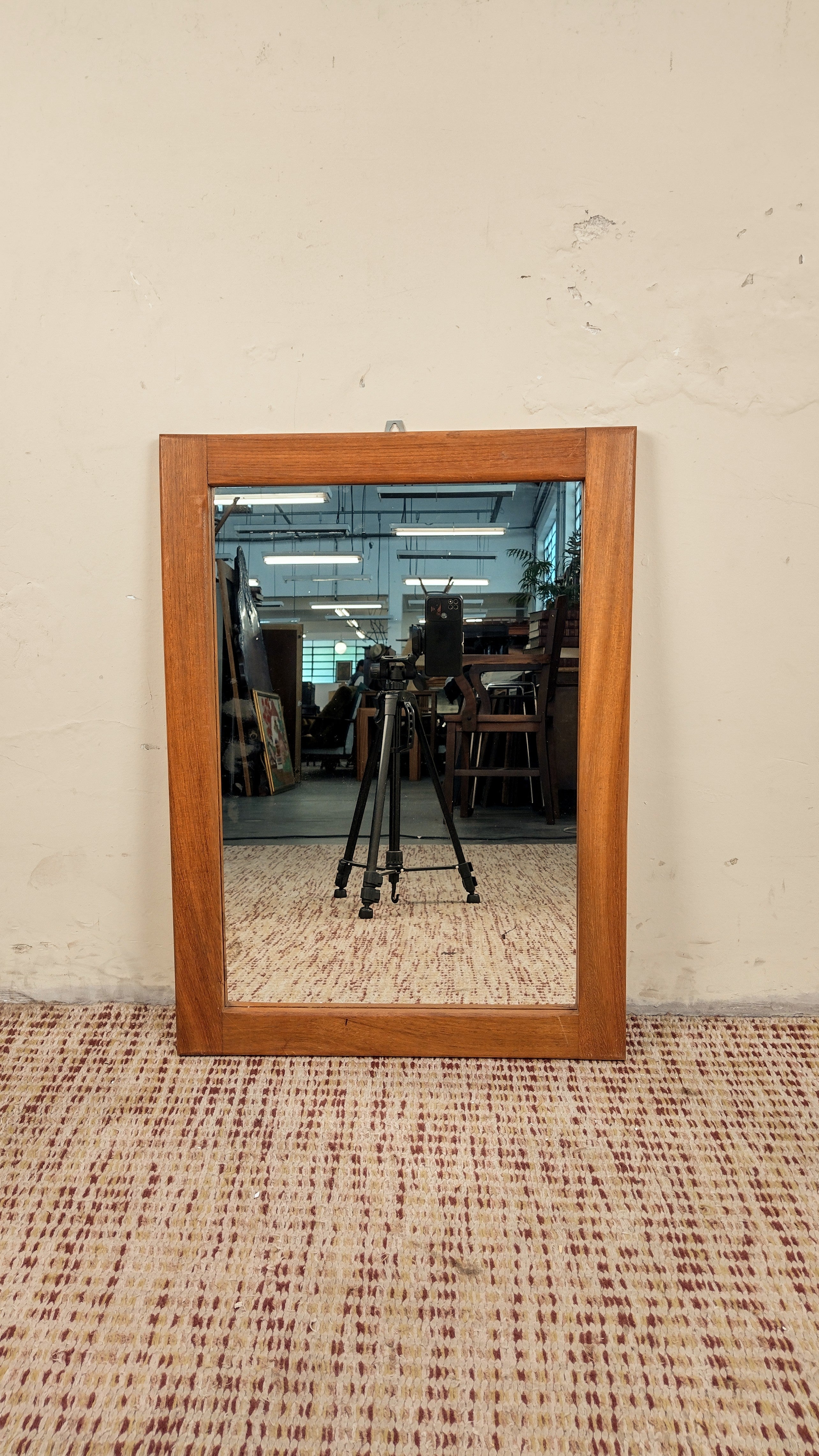 Espelho retangular anos 80 em Cedro maciça (67cm X 49cm)