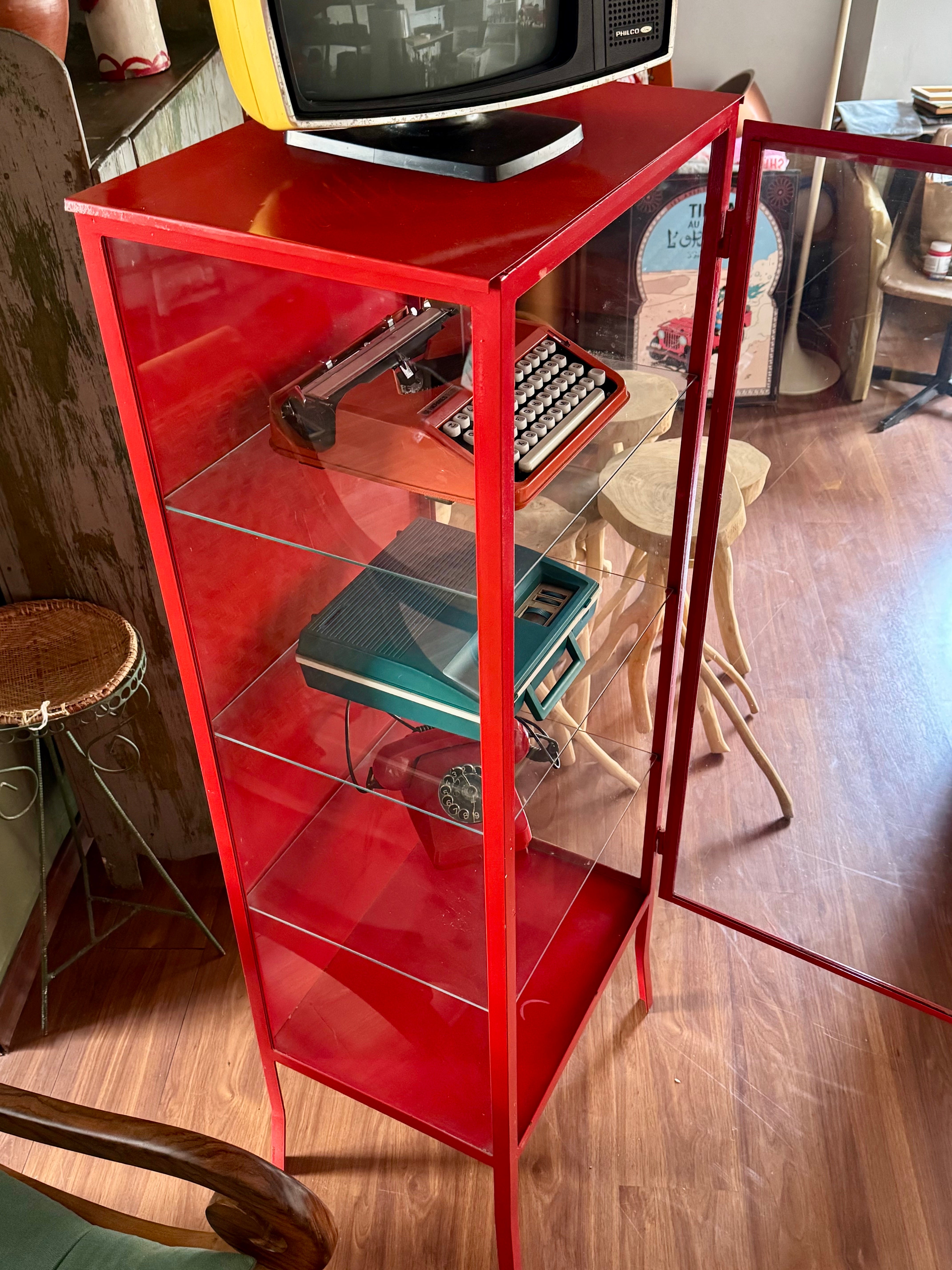 Armário-vitrine antigo vermelho estilo farmacinha