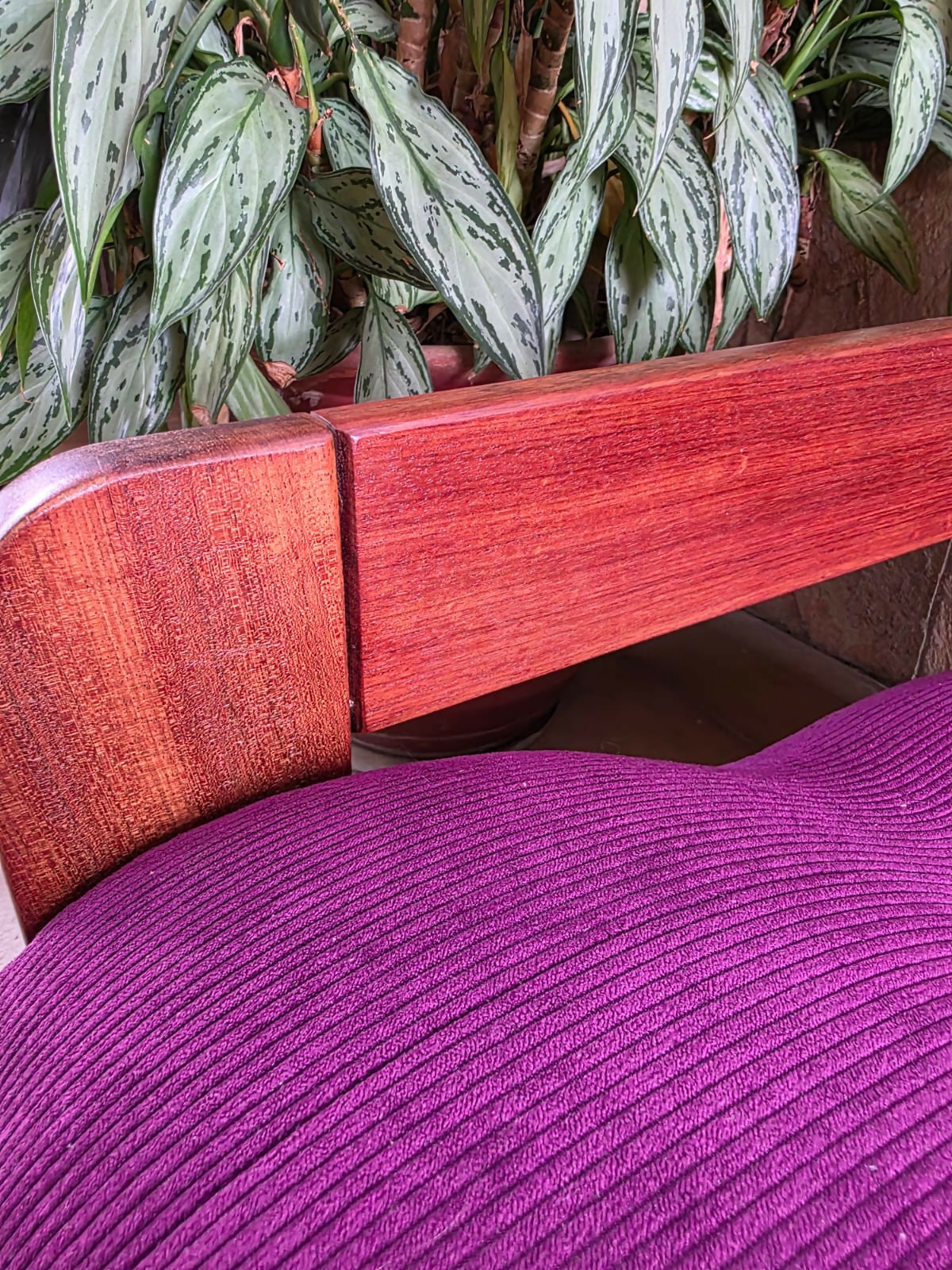 Sofá Percival Lafer MP-185, tecido veludo cotele roxo.