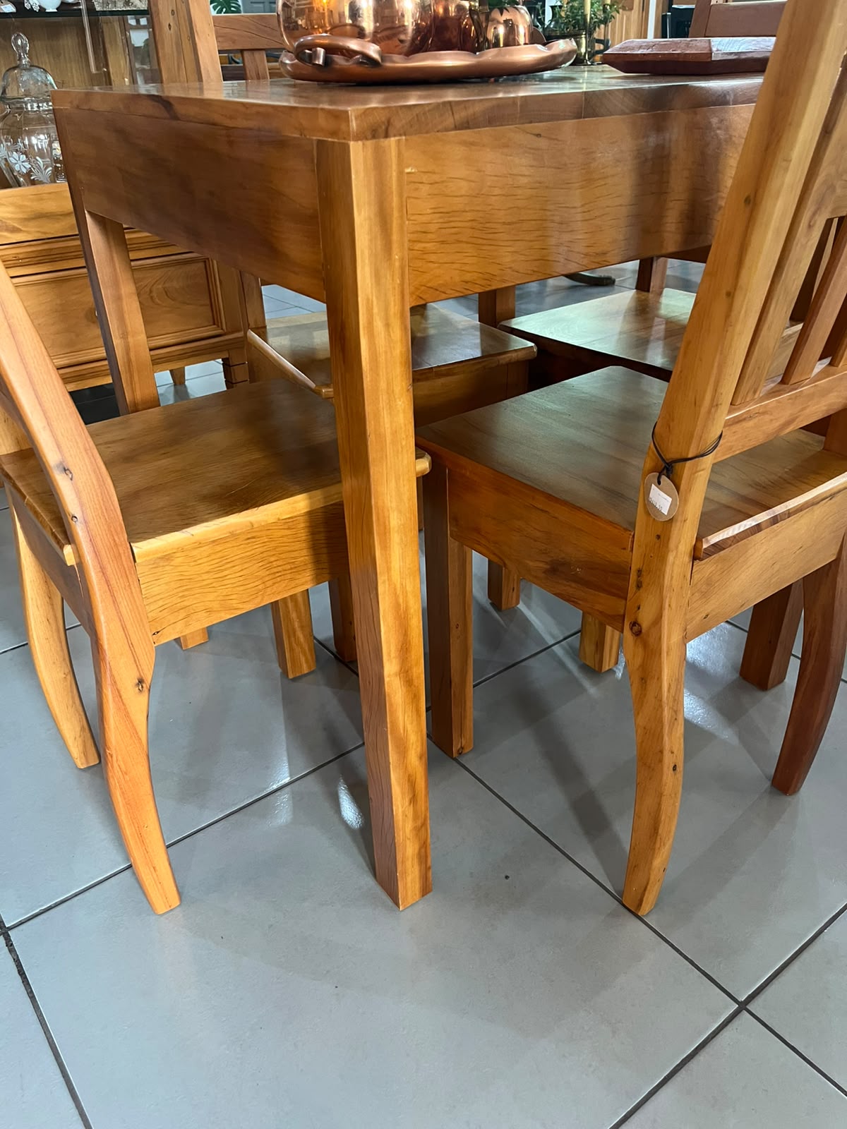 Conjunto de mesa de jantar quadrada em madeira de peroba com 4 cadeiras