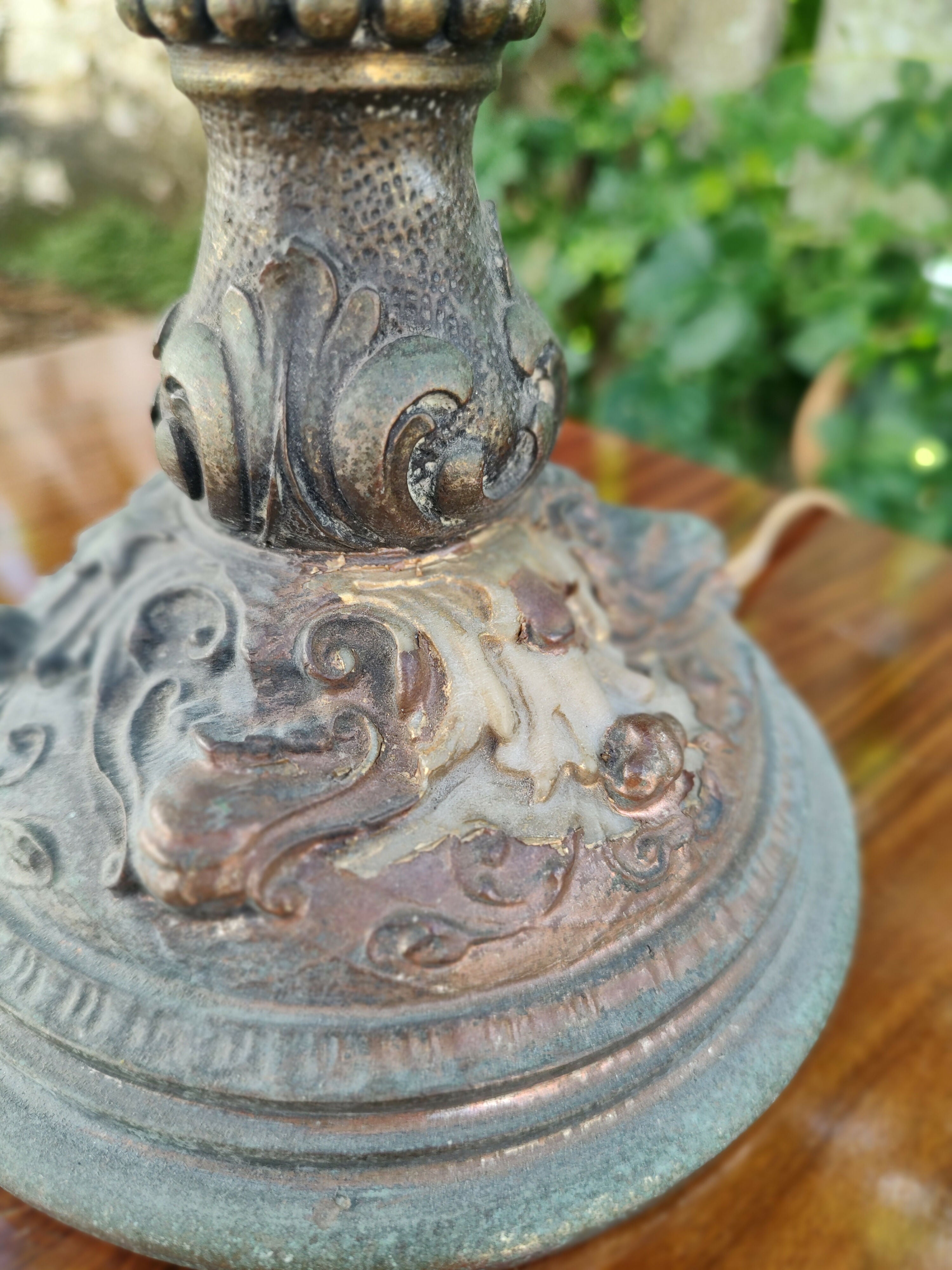 Antigo Abajur em resina adornada com acabamento metalizado - anos 80