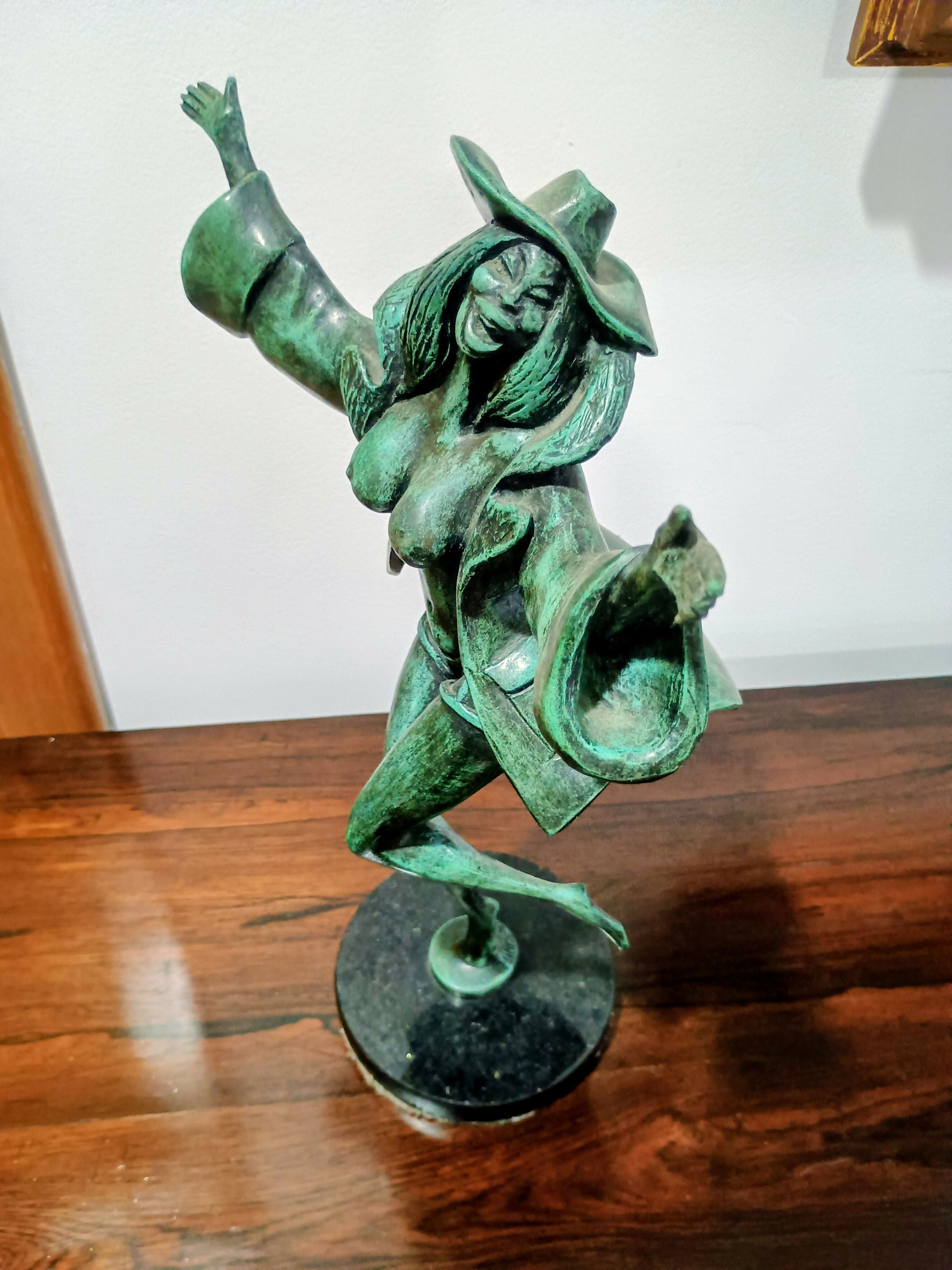 Escultura de Mulher em bronze assinada e numerada - Cartunista Lan