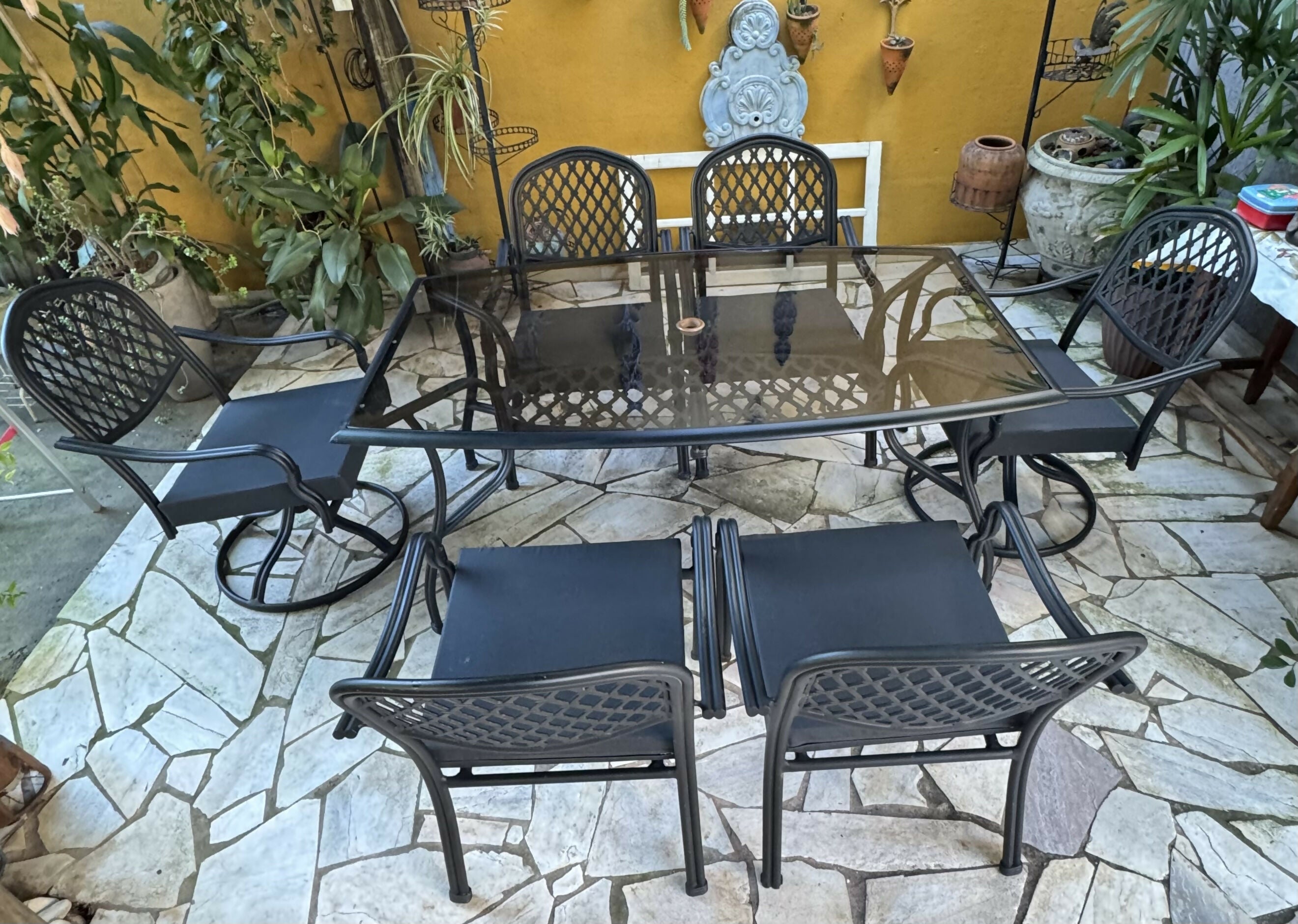 Mesa de area externa em alumínio antigo com 2 poltronas e 4 cadeiras e almofadas aquablok novas