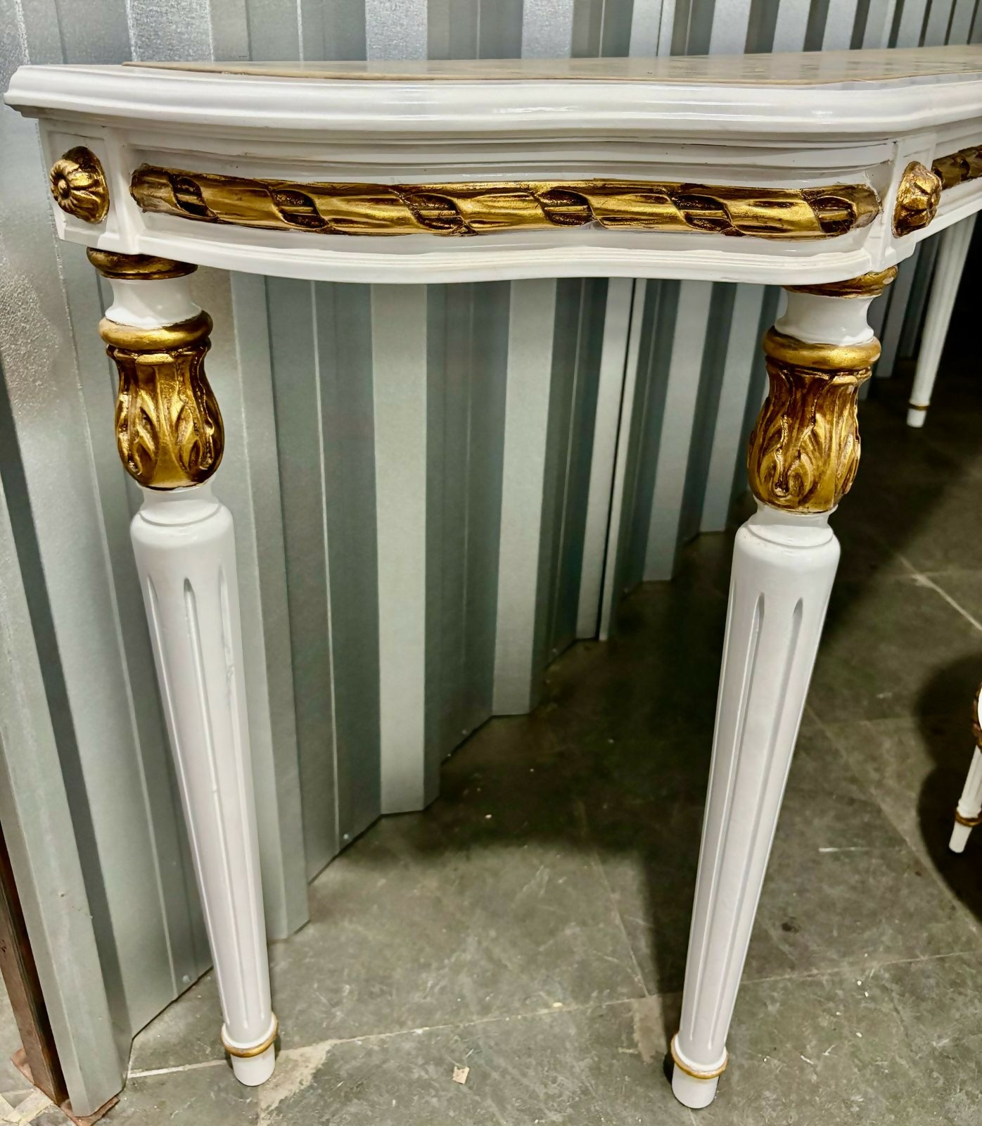 Aparador Luís Xv em Madeira Maciça com Laca Branca com Apliques Folheados a Ouro