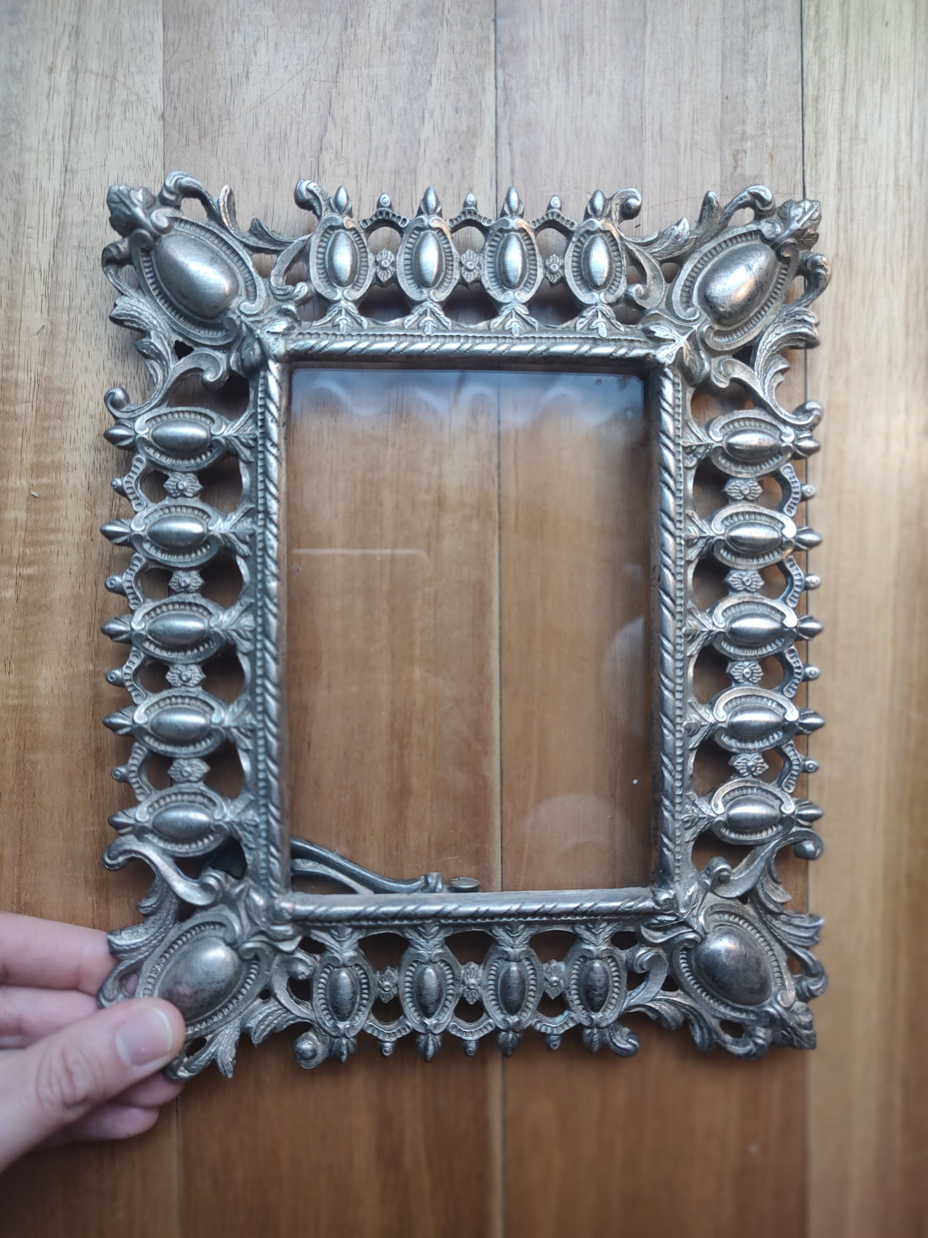 Imponente porta retratado em metal prateado ricamente adornado (vertical e horizontal)