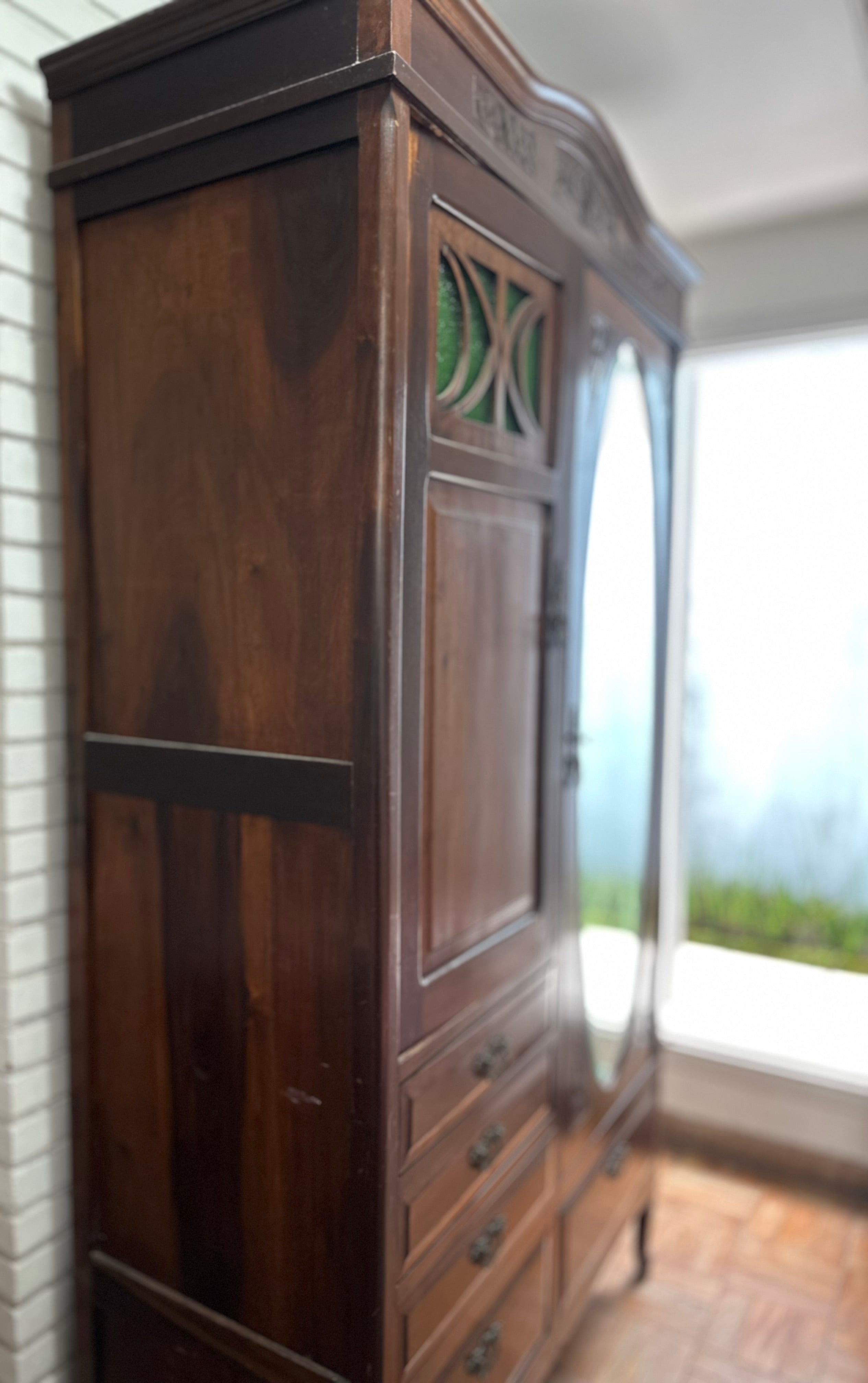 Imponente guarda-roupa em madeira Imbuia estilo Art Deco com espelho oval 