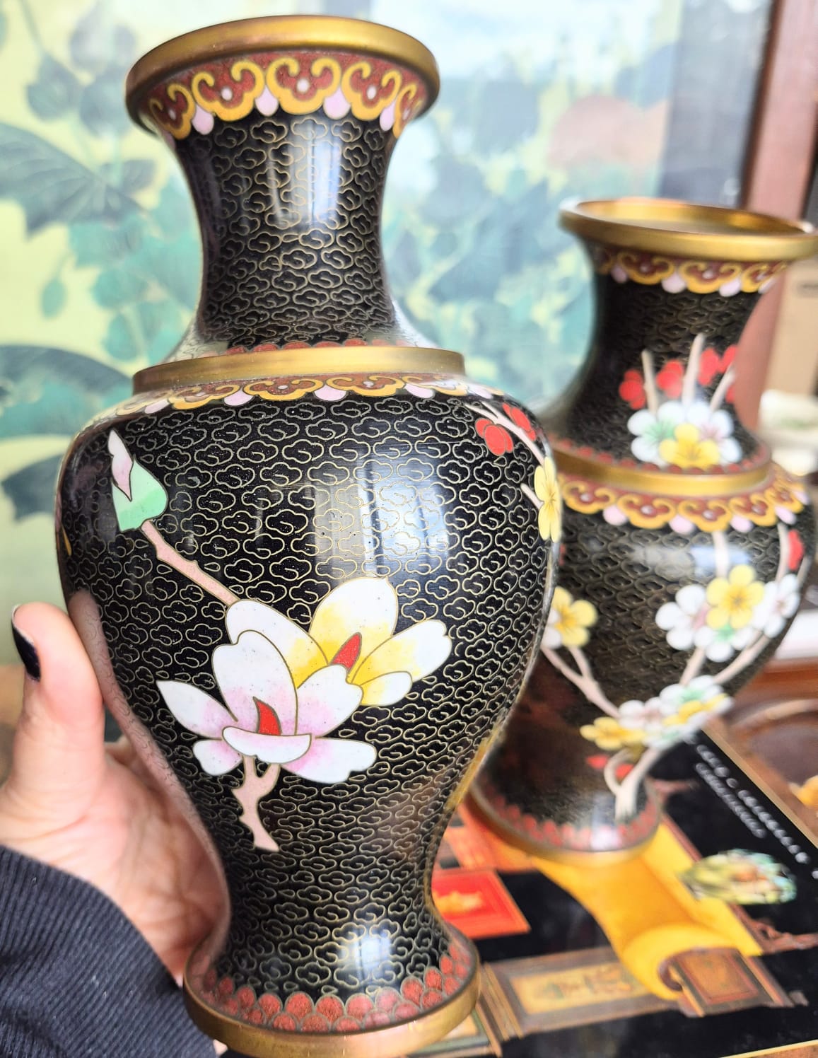 Par de vasos em cloisonné maravilhosos,  formato balaústre com decoração floral lindíssima e rara.