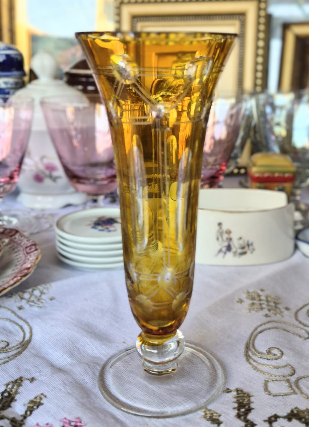 Vaso Solifleur em cristal doublé âmbar,  lapidação geométrica Art Decó. Impecável!
