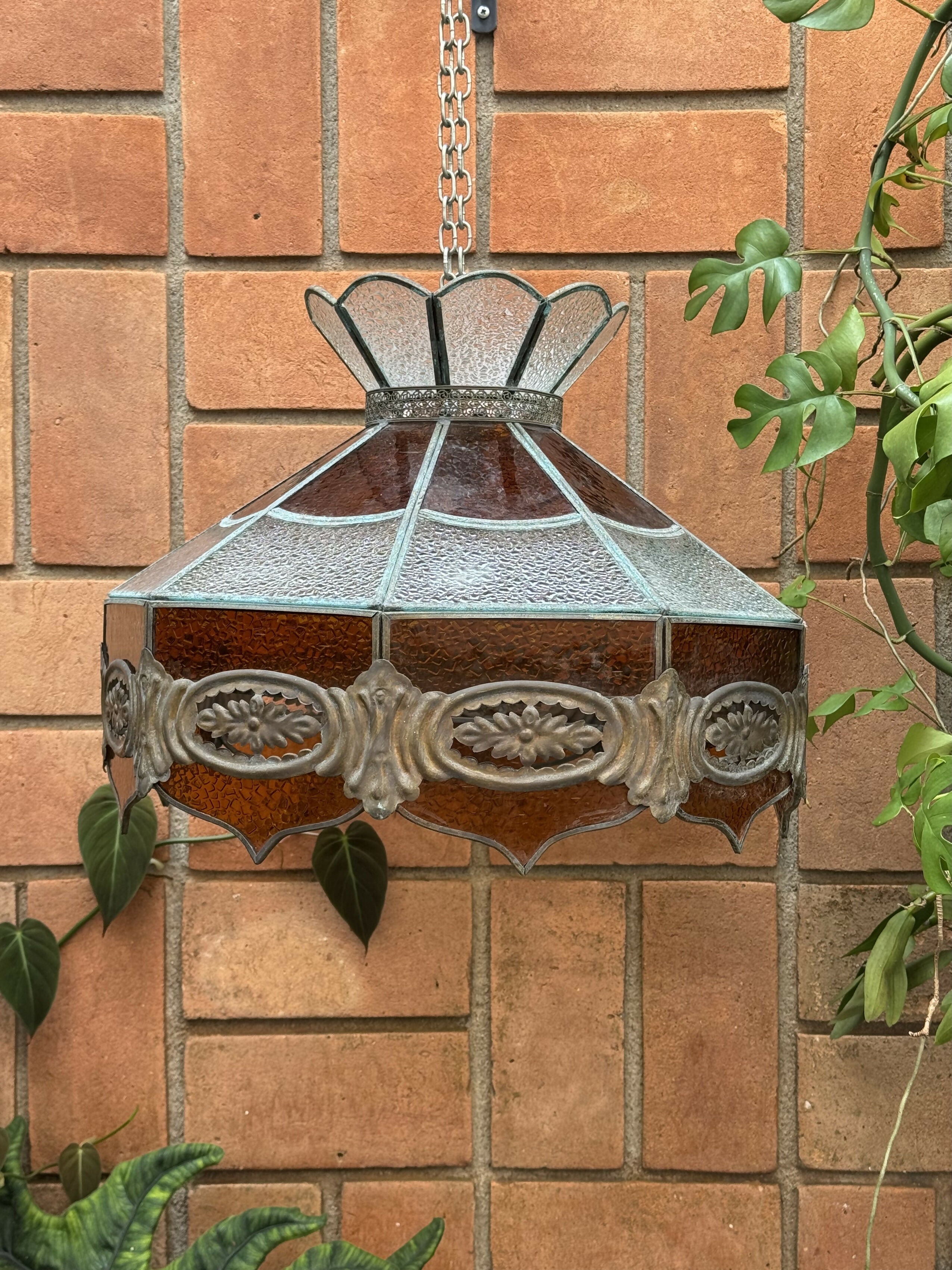 RARA e antiga luminária em vitral e rico trabalho em ferro