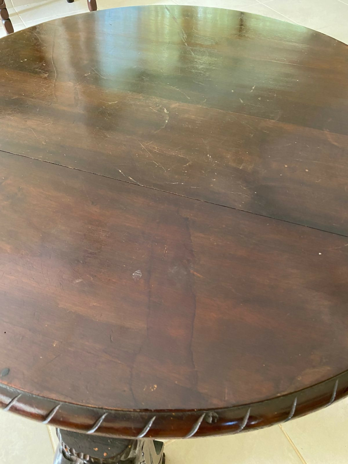 Mesa de centro redonda Renascença em madeira maciça - pés com figura de leão