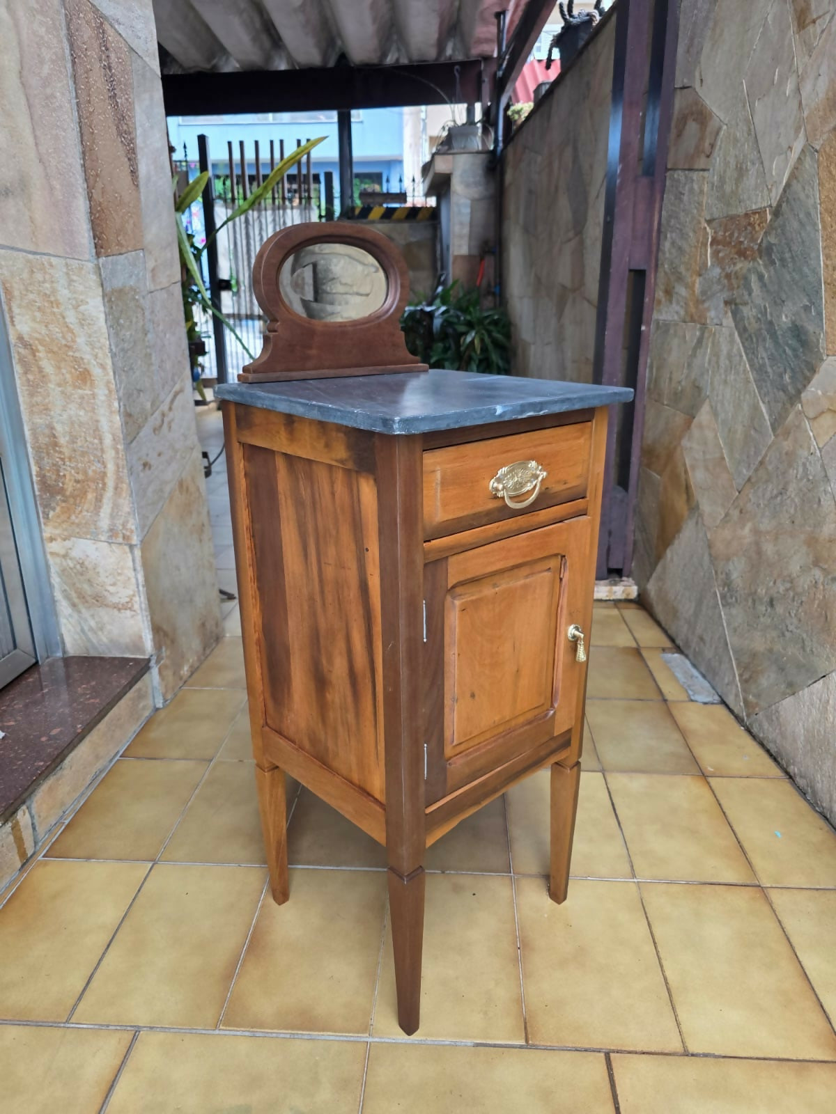 Móvel de cabeceira em imbuia, década de 40 com tampo em mármore