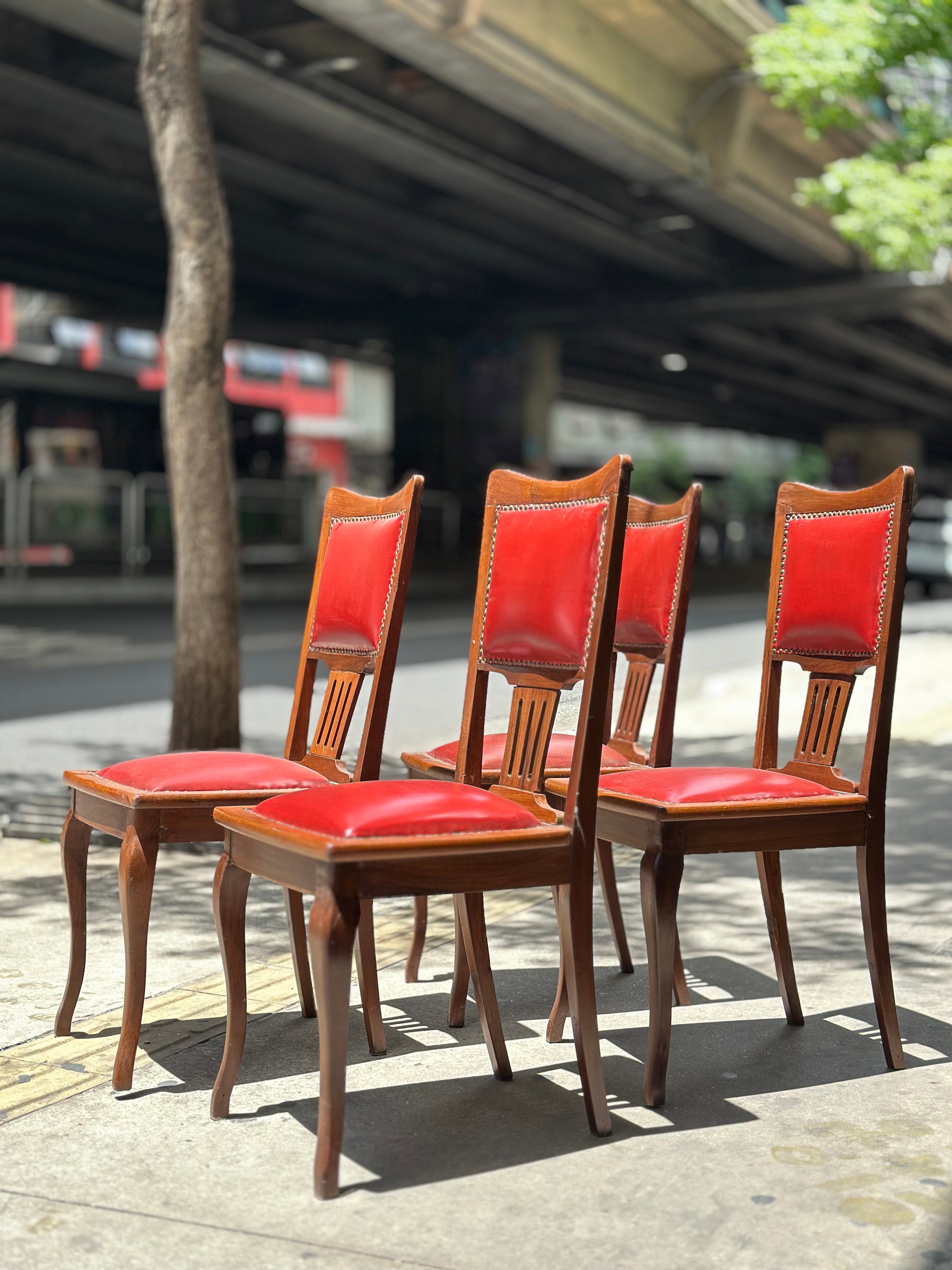 Conj. 4 cadeiras Imbuia em estofado vermelho (estrutura restaurada) 