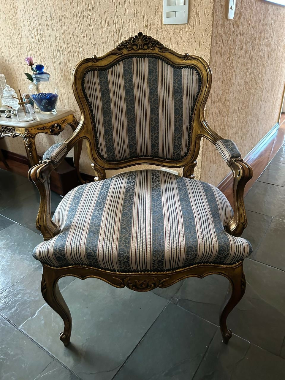 Par de Poltronas Luis XV em tecido listrado