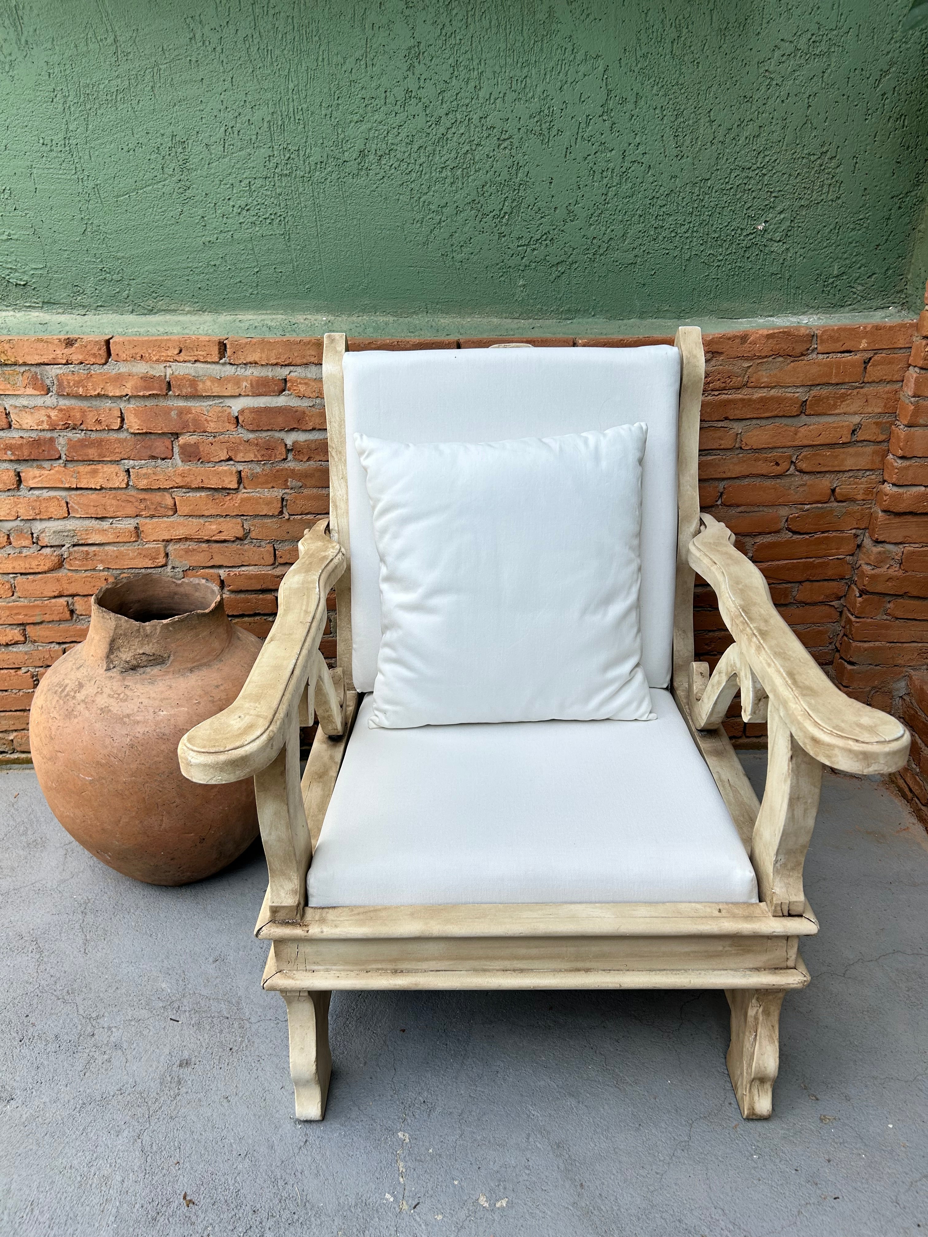Poltrona antiga em madeira maciça clara e estofado branco 
