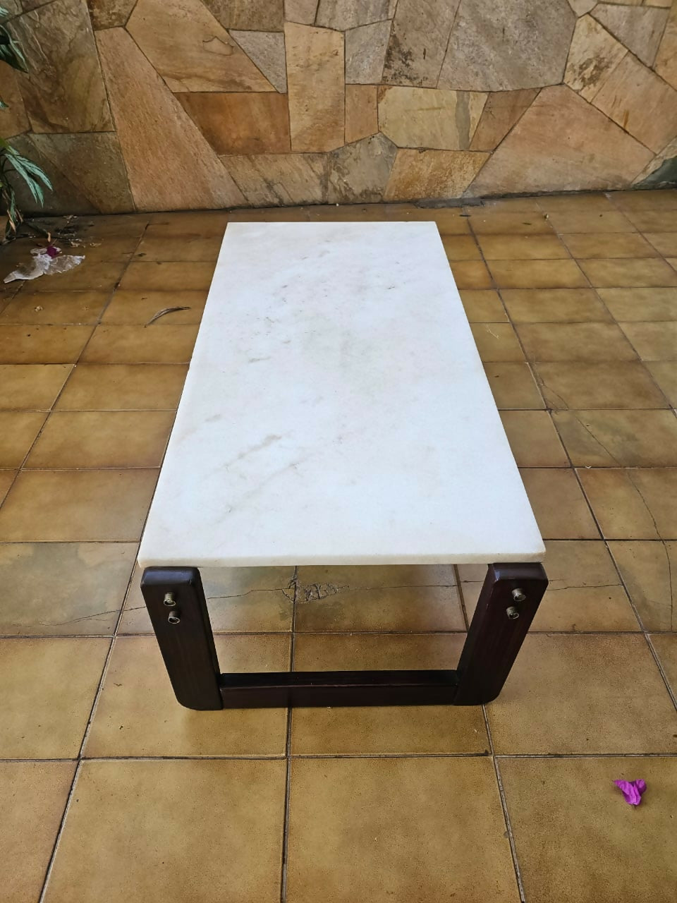 Linda mesa de centro em jatoba maciço e tampo de mármore.