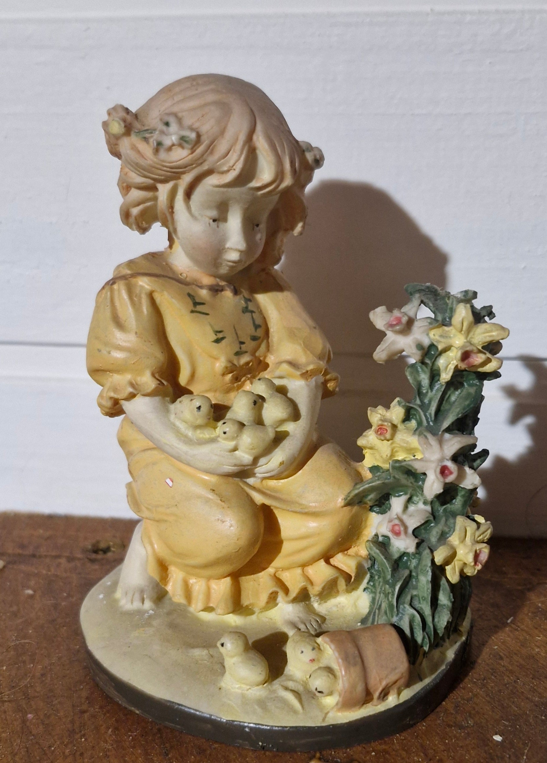 Bela escultura decorativa em resina com menina e flores 