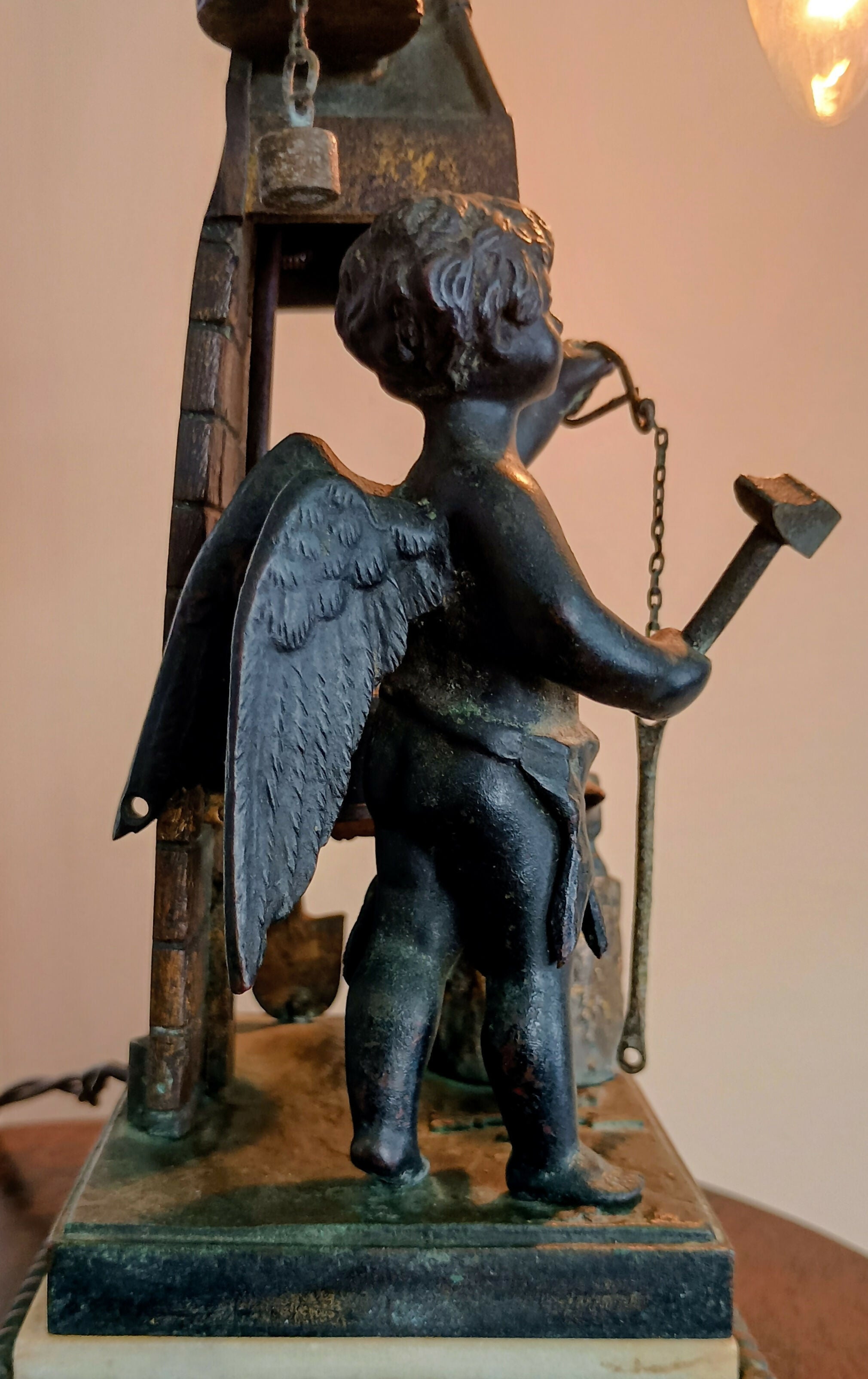 Luminária Antiga Art Déco com Putto (anjo) Ferreiro – Europa c. 1930 | 28 cm
