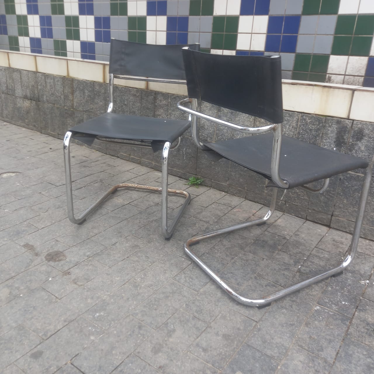 Par de cadeiras cromadas com estofado preto 