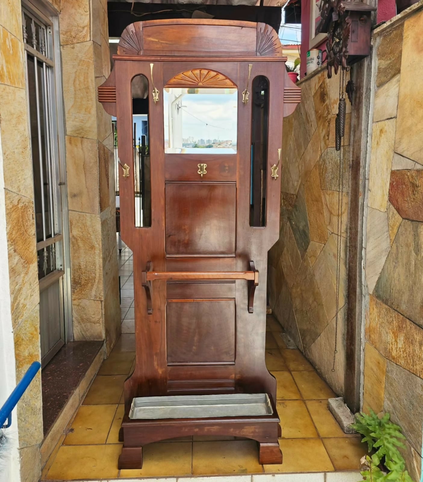 Linda chapeleira império, em madeira de lei, com entalhes, suporte para guarda chuva. Ganchos em bronze.