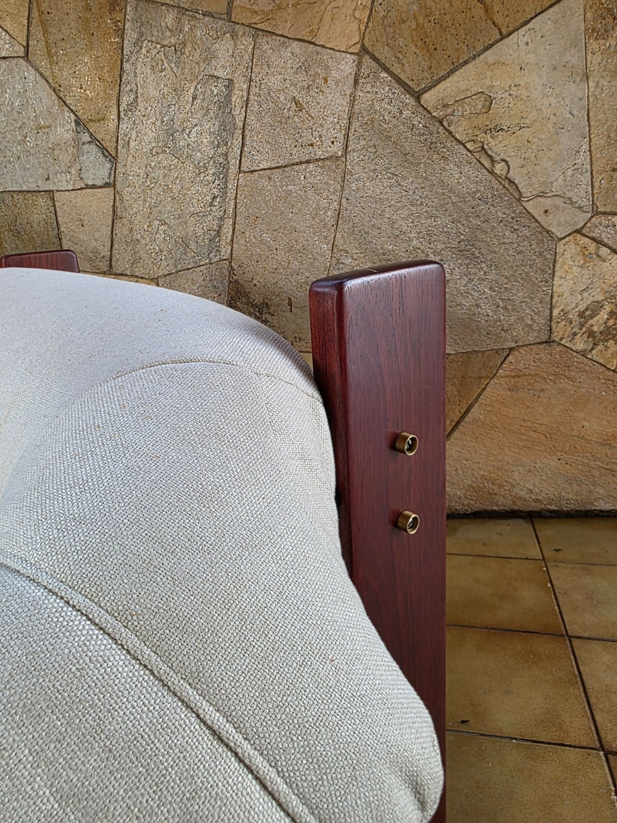 Poltrona MP-97 de Percival Lafer em linho branco