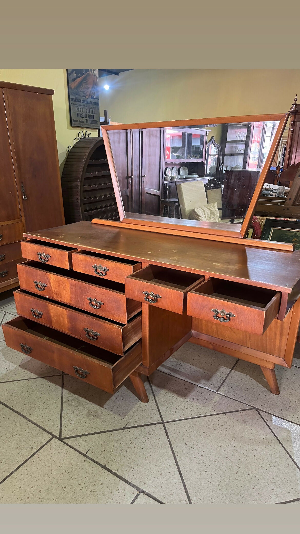 CÔMODA/ESCRIVANINHA/PENTEADEIRA ANOS 50 pés palito (temos o guarda roupas também)