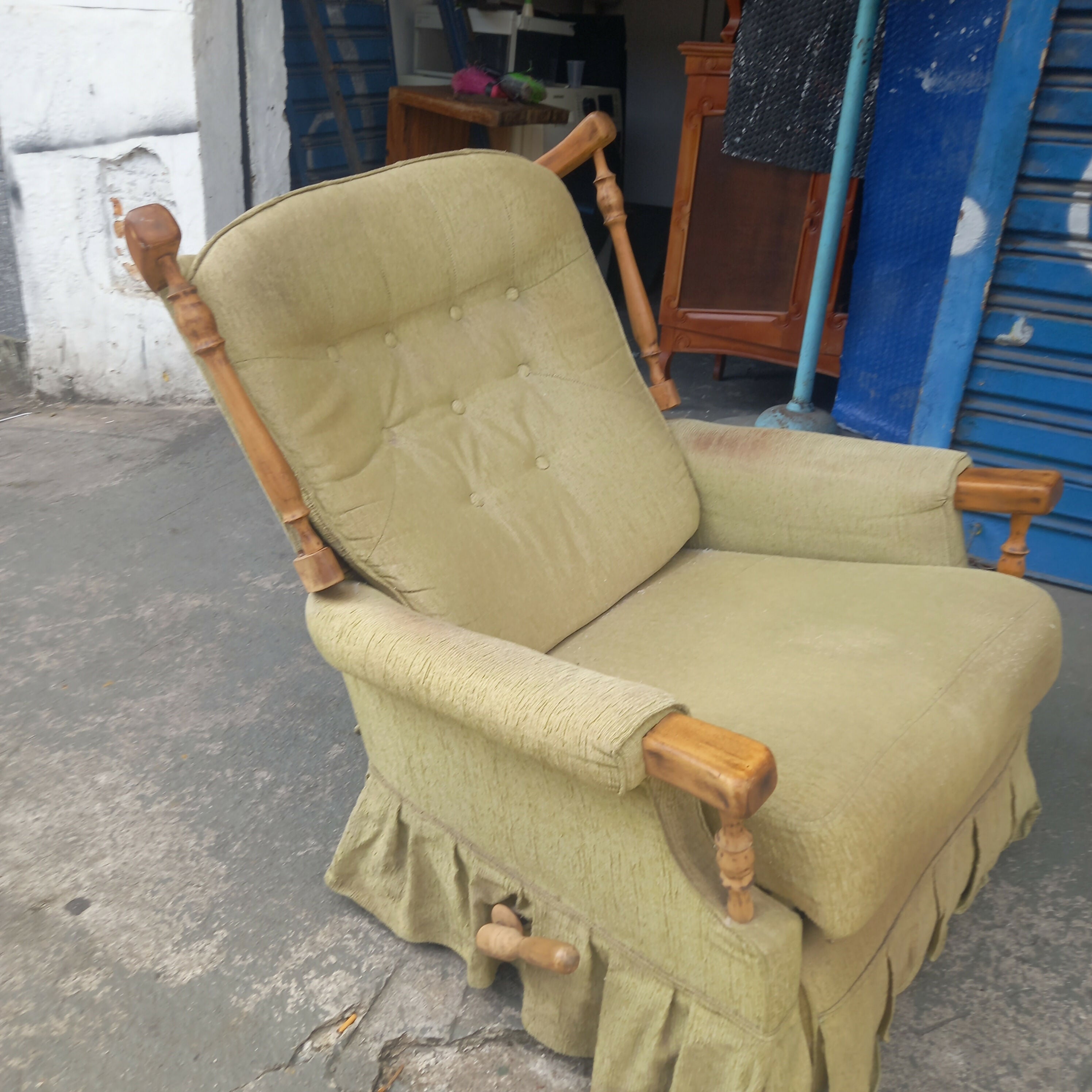 Poltrona antiga com estrutura em madeira