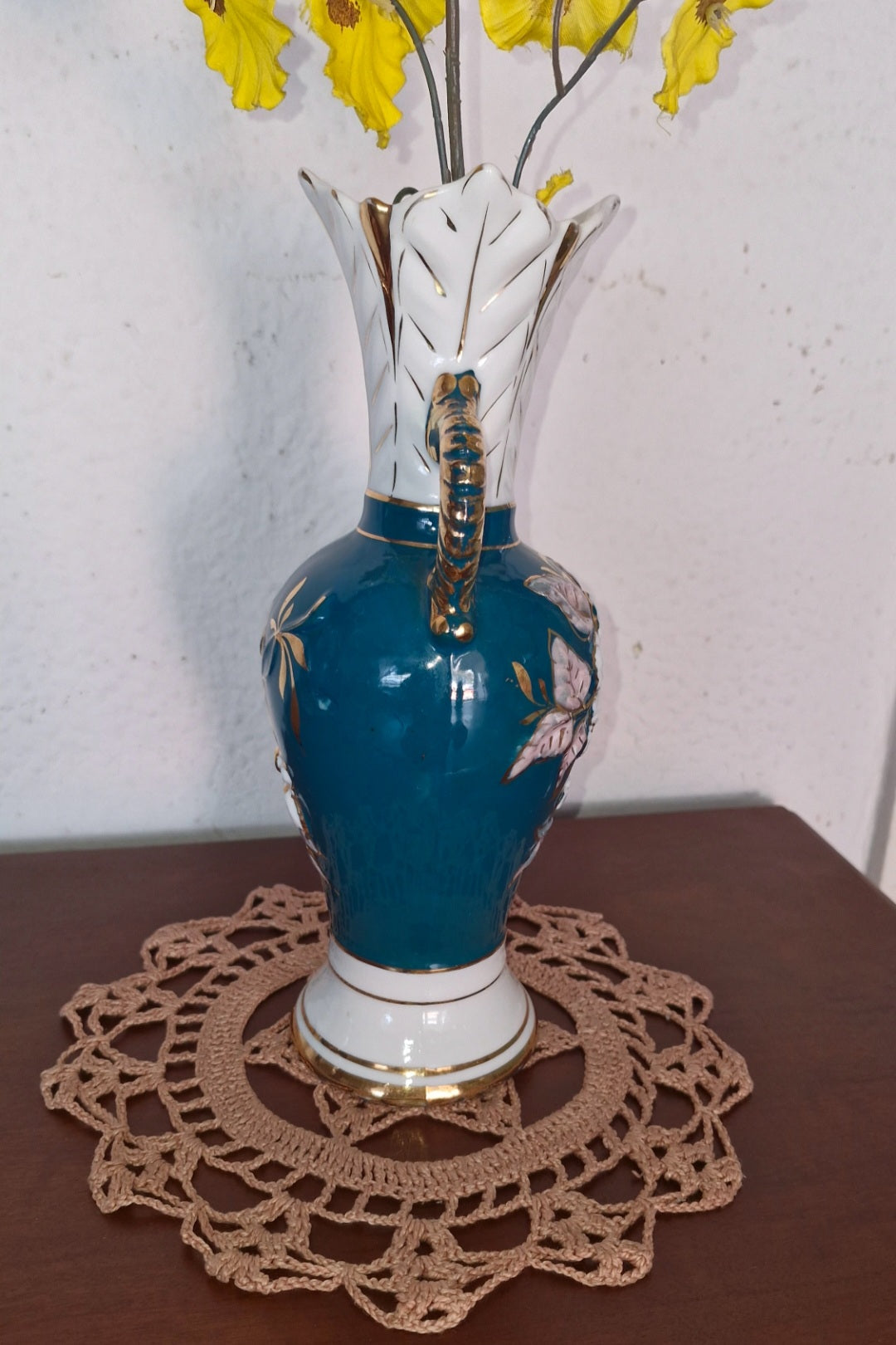 Vaso de porcelana azul e branca com decoração floral 
