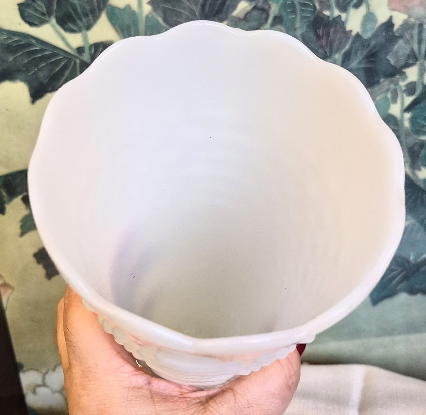 Incrível vaso em opalina vintage,  anos 50/60, estadounidense.  Formato trompete, padrão de pontos e traços, borda em babado.  Depression glass clássico chamado Vaso de Opalina Hobnail.