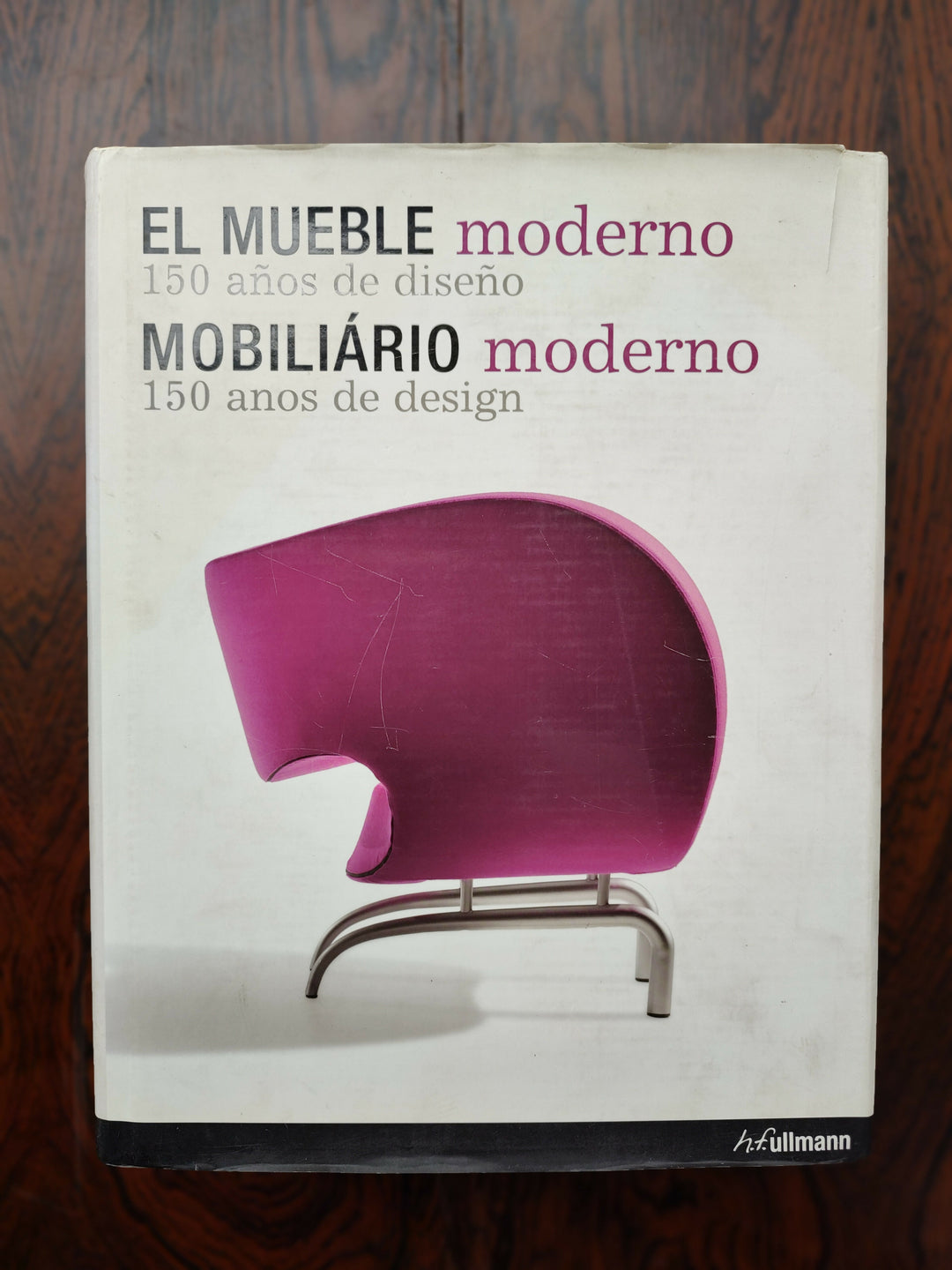 Livro "Mobiliário Moderno - 150 anos de Design"..