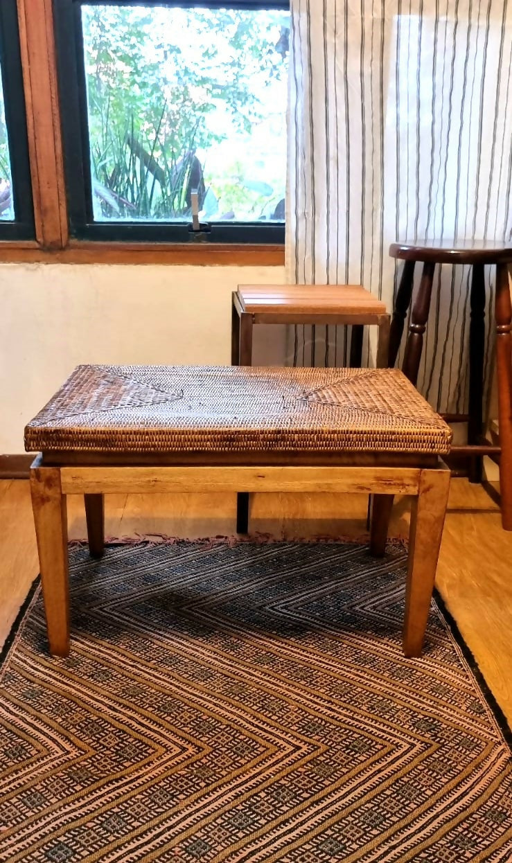 Mesa de centro / lateral em madeira e fibra natural