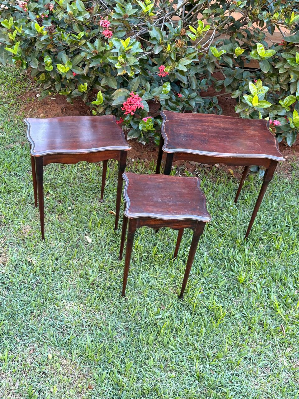 Trio de mesinhas em madeira imbuia.