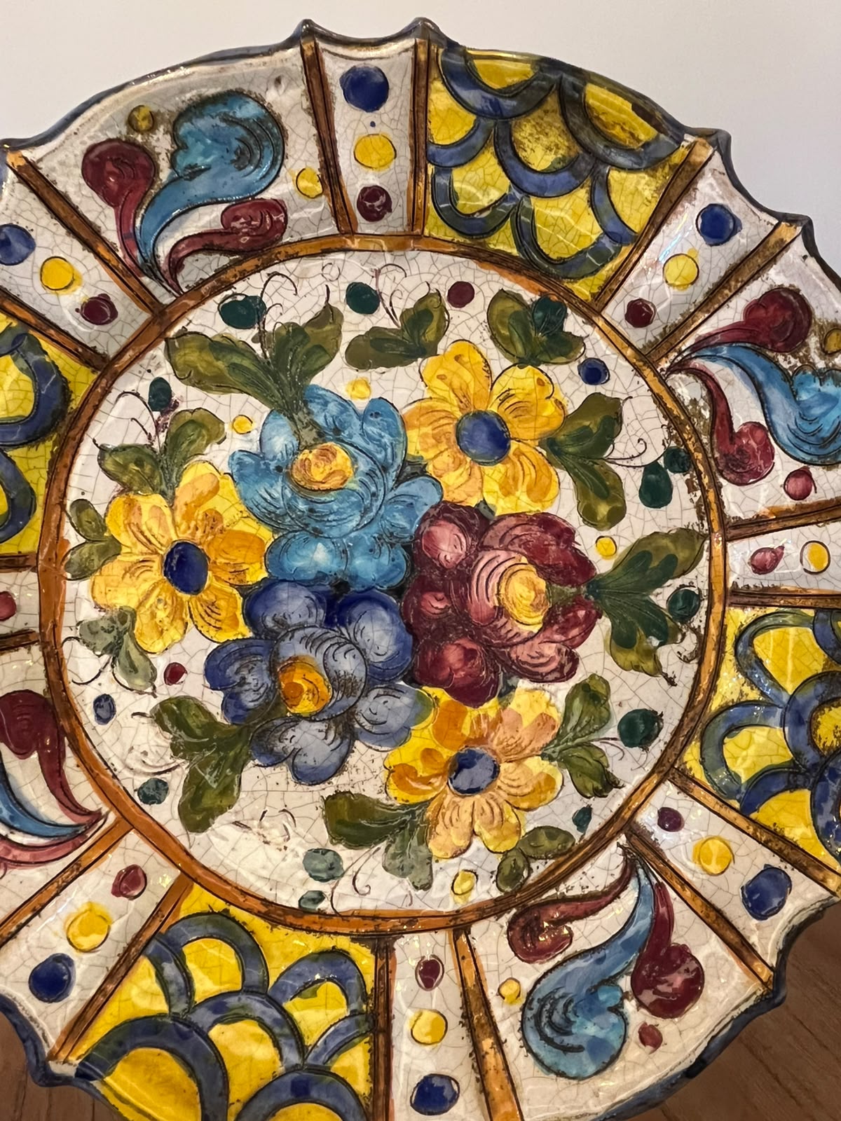 Prato decorativo em majólica italiana pintado à mão com flores policromadas – 32 cm