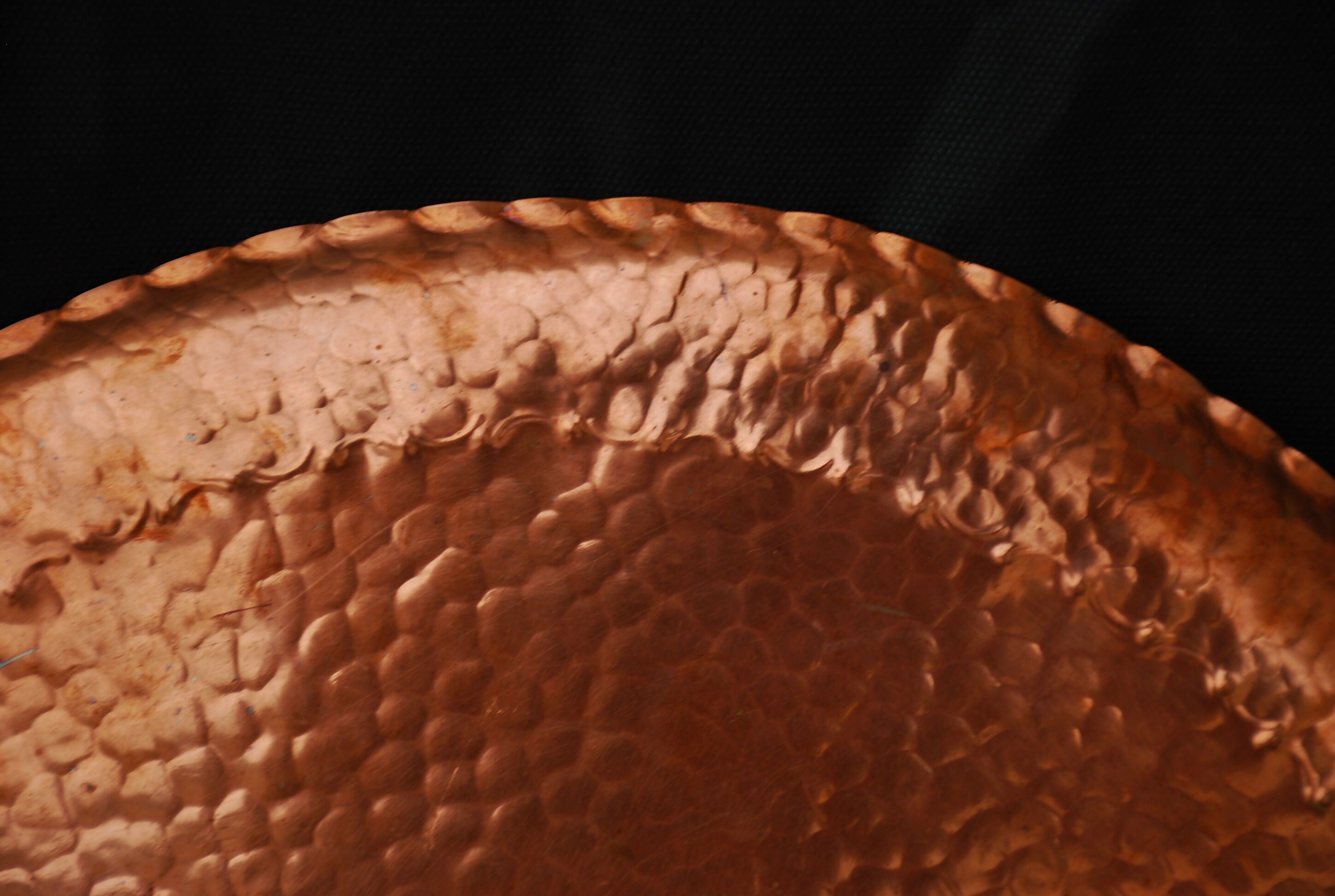 bandeja decorativa anos 70 feito de cobre batido , feito a mao . medida 40 cm .