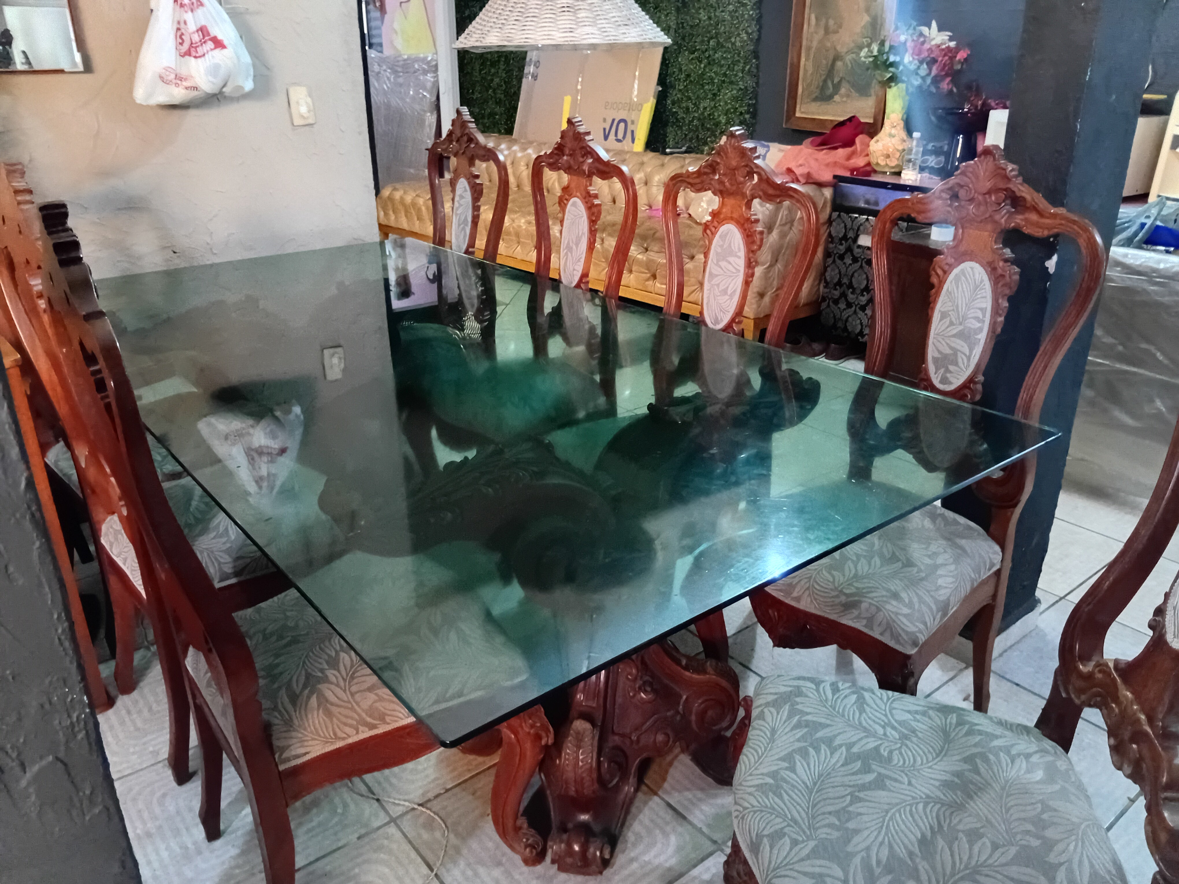 Mesa de jantar com base em madeira esculpida e tampo de vidro + 8 cadeiras 