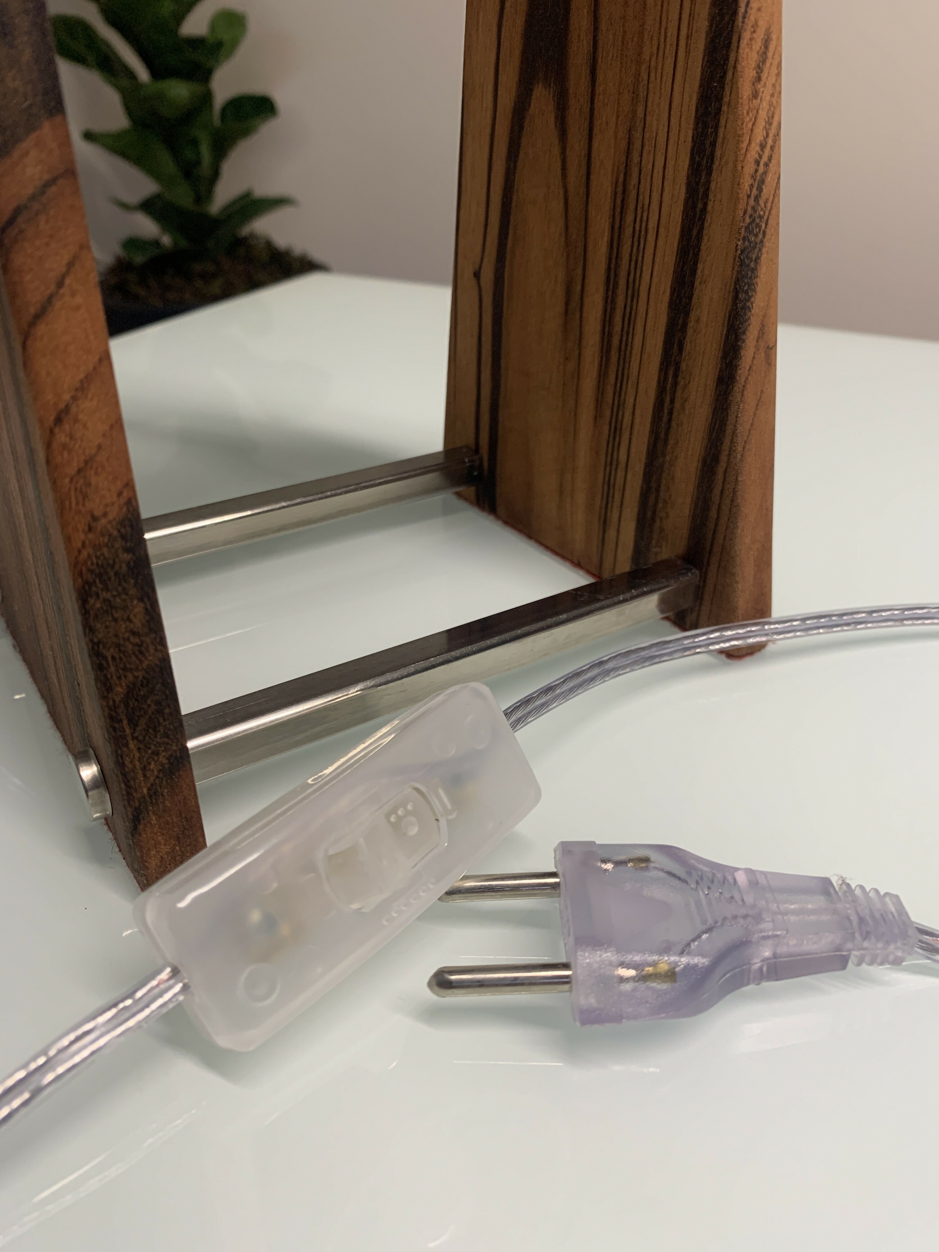 Luminária de mesa em cerâmica, madeira e inox