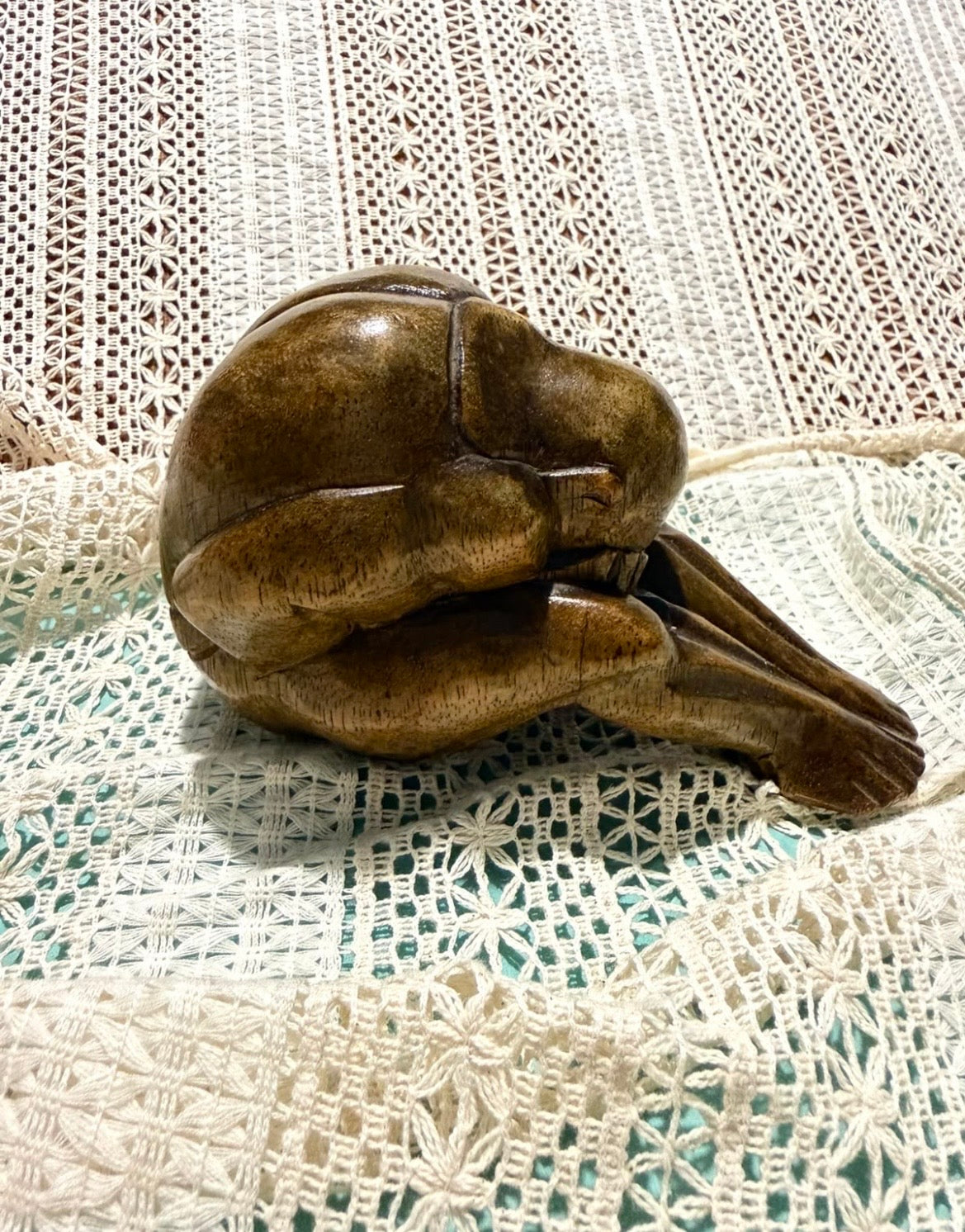Escultura de madeira artesanal Orang Malu ou Buda chorão