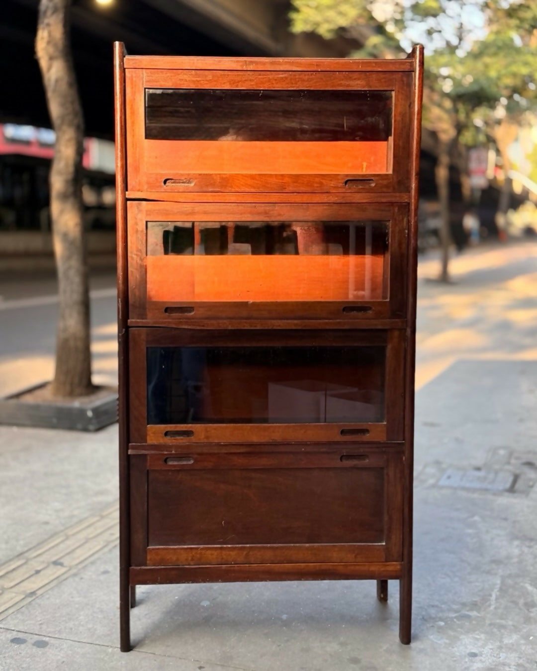 Livreiro em imbuia com 4 portas basculantes