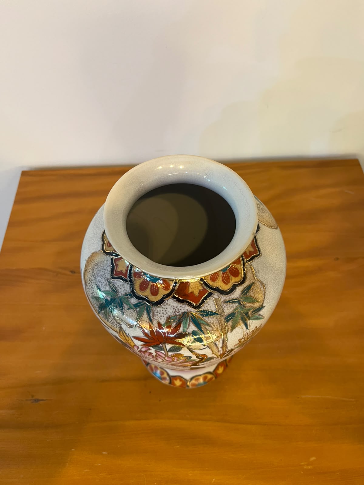 Vaso oriental em porcelana policromada com garças e motivos florais – 26 cm
