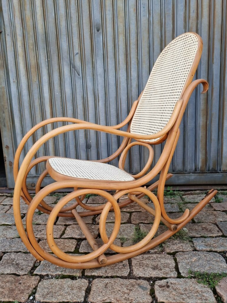 Cadeira balanço Thonet com palhinha