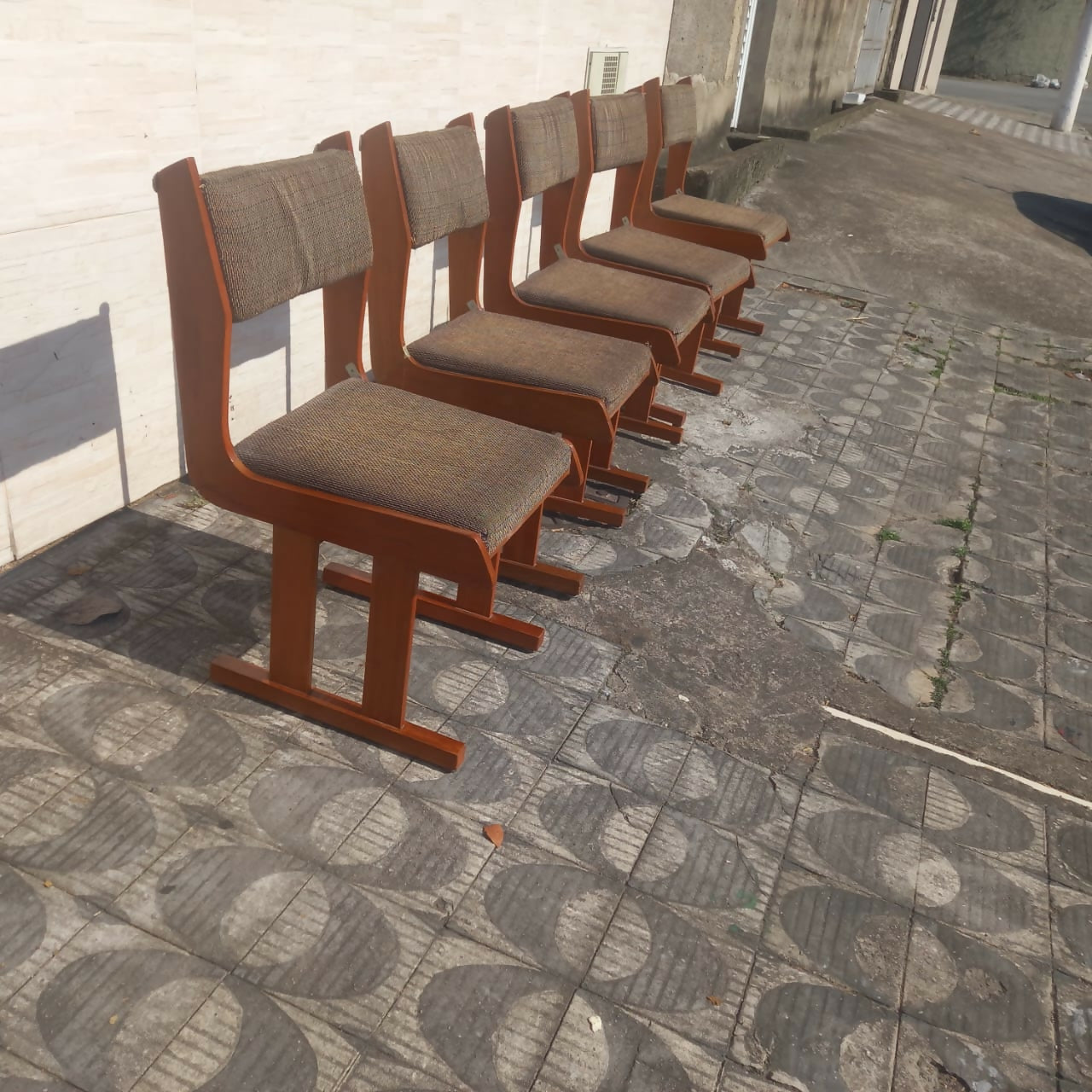 Quinteto de Cadeiras antigas em madeira e estofado