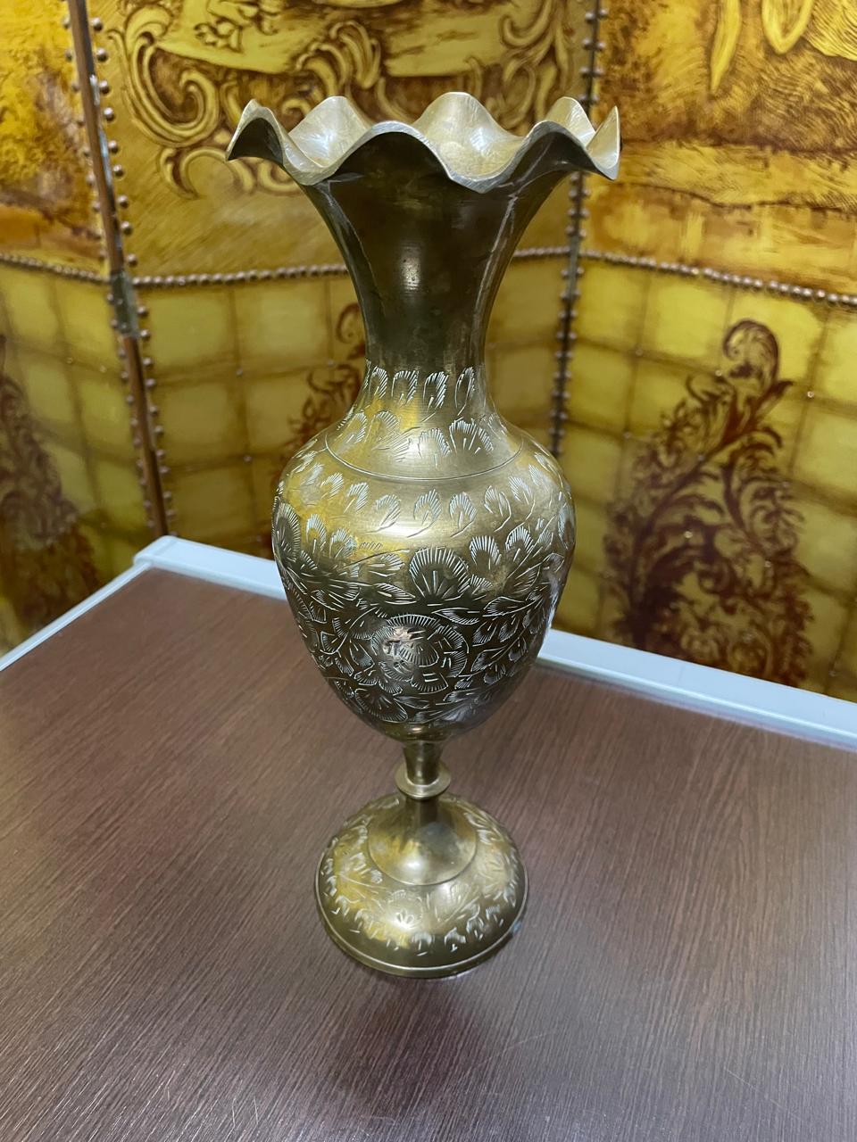 Vaso indiano vintage em metal com motivos florais 