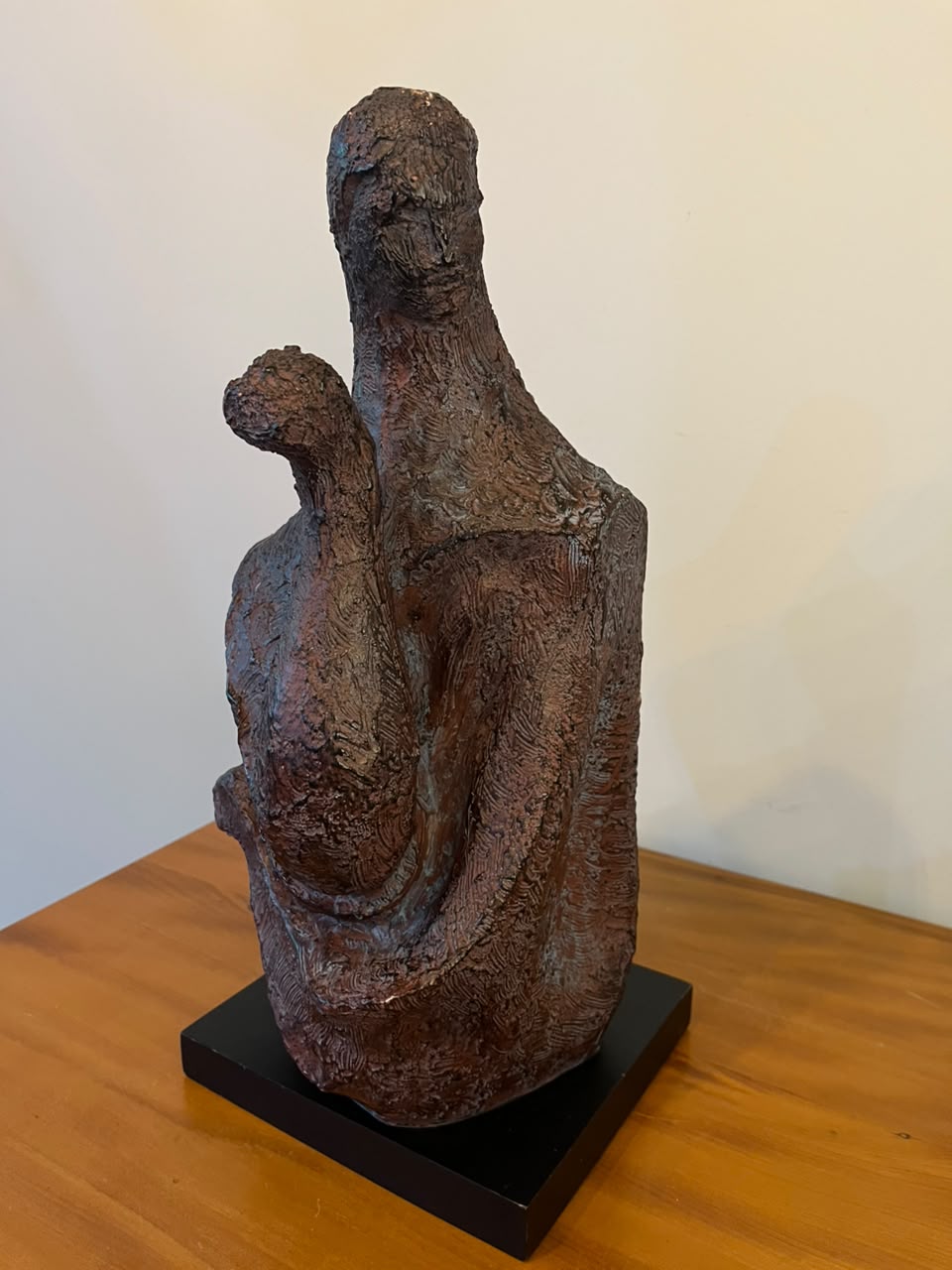 Escultura figurativa abstrata – 40 cm
