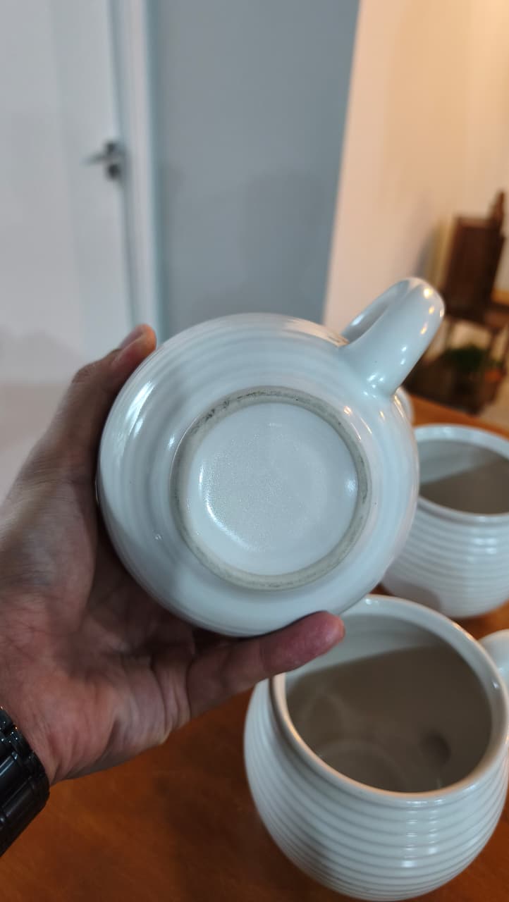 Conjunto de 4 Canecas grandes em Cerâmica Branca – Acabamento Canelado