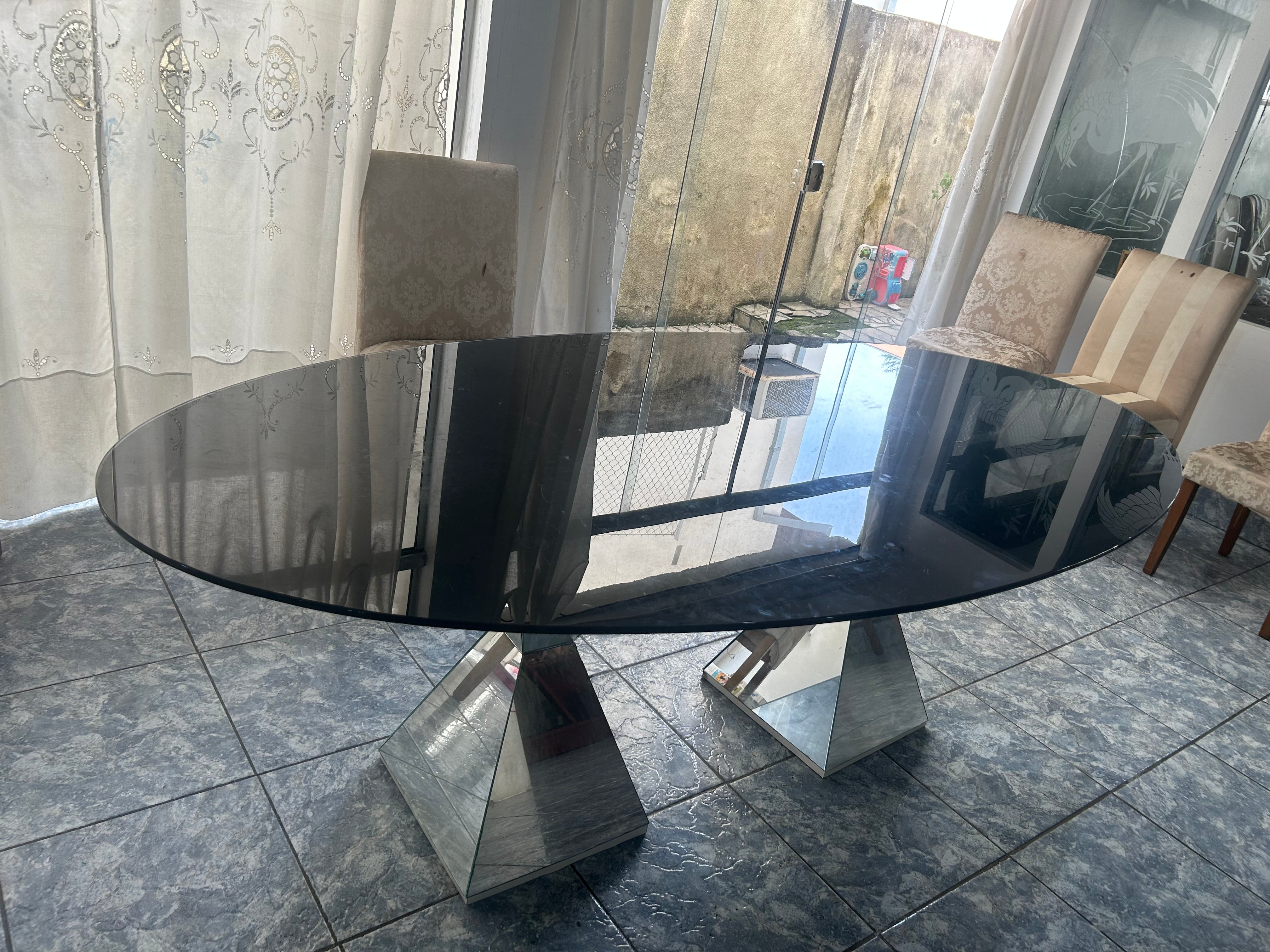 Mesa de jantar Oval em vidro escuro e pés em triângulo espelhado - estilo moderno clássico 