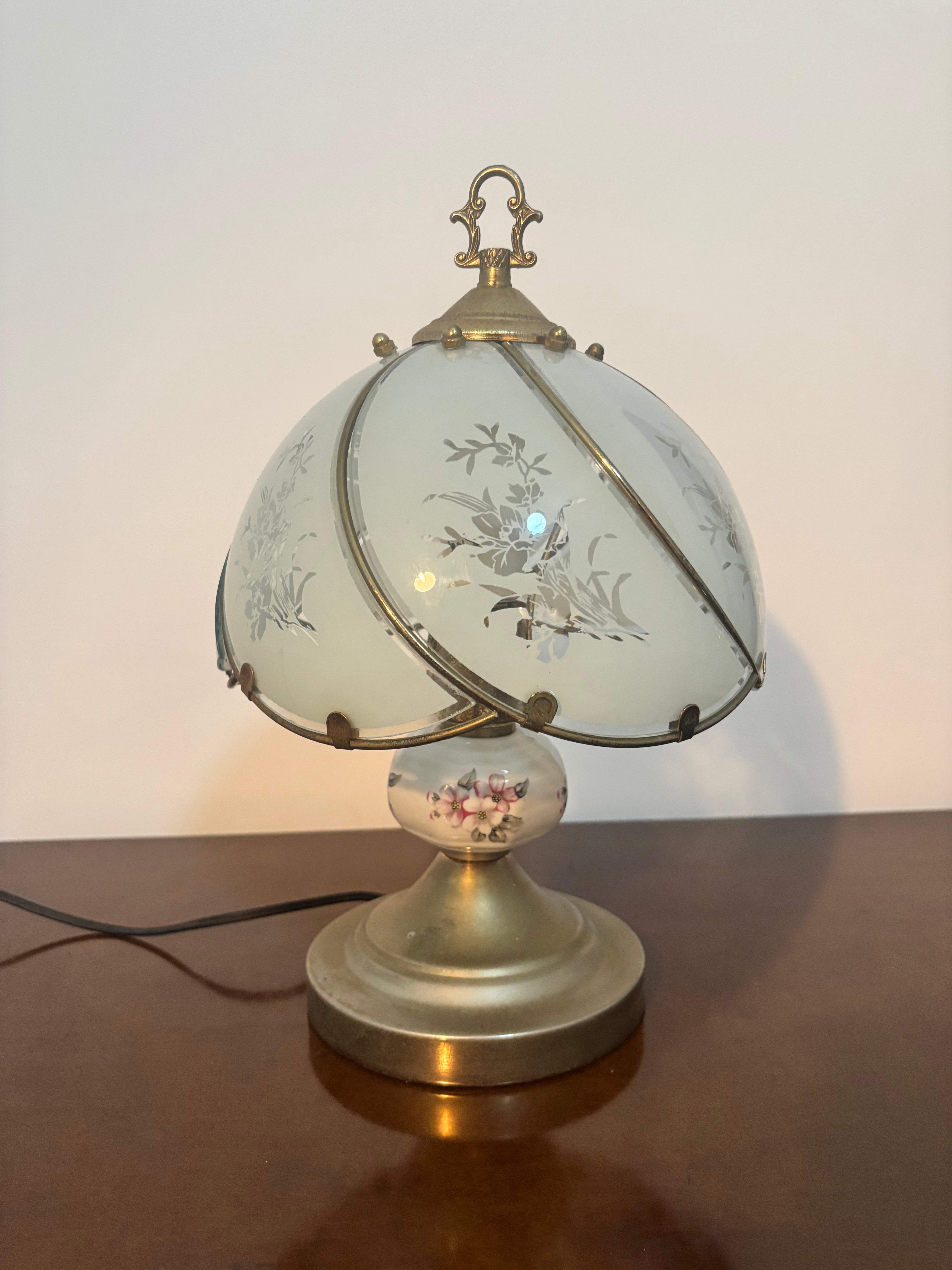 Abajur Antigo de Toque Anos 1980 – Cúpula de Vidro e Detalhes em Porcelana Vintage