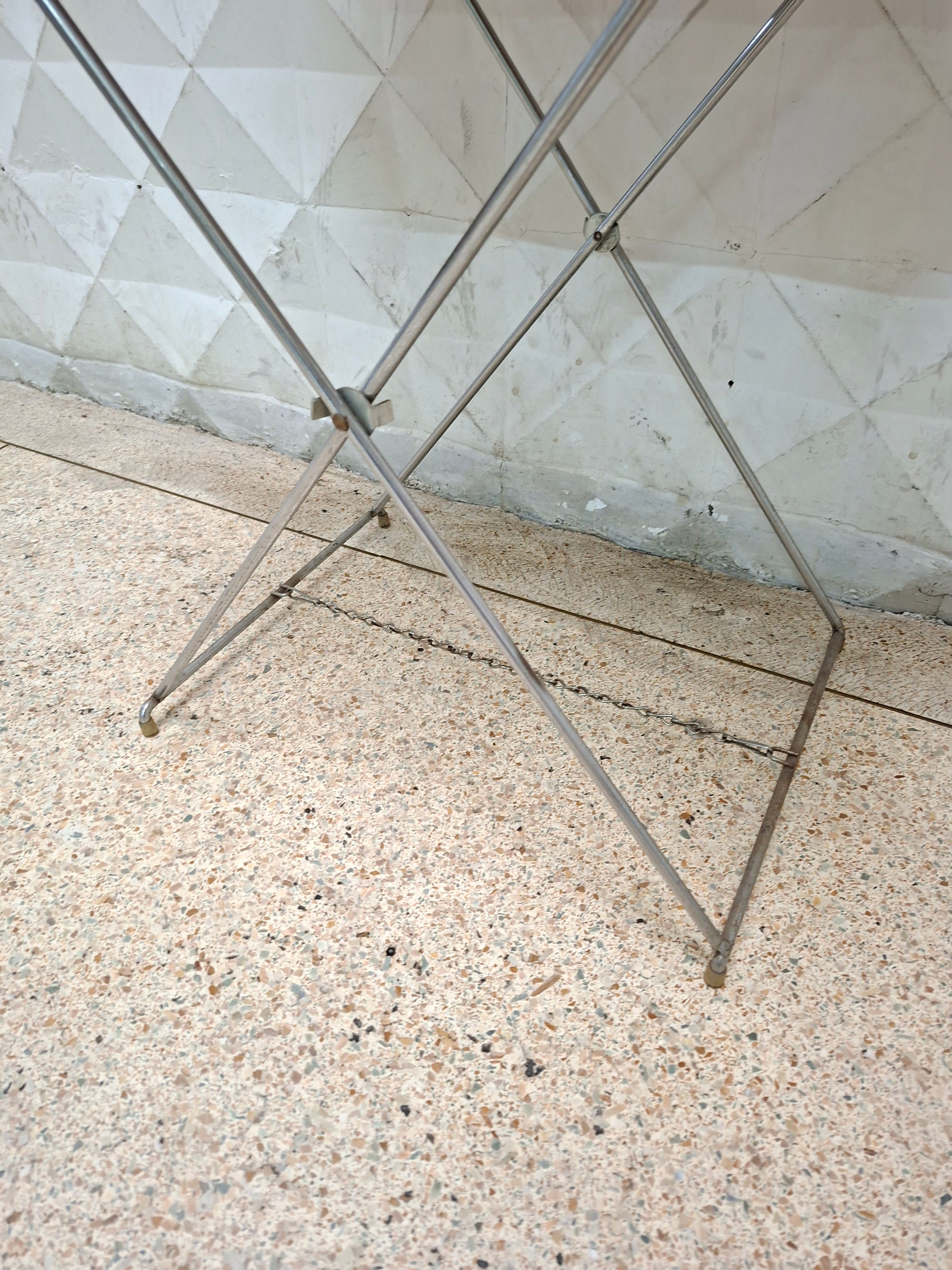 Mesinha Vintage Estilo Modernista em metal cromado com tampo em laminado de madeira 