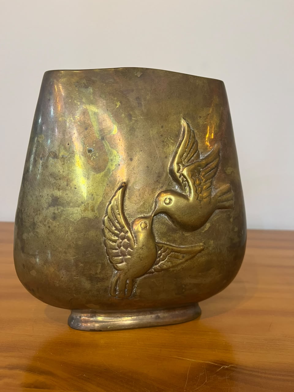 Vaso Decorativo em Latão com Pássaros em Relevo