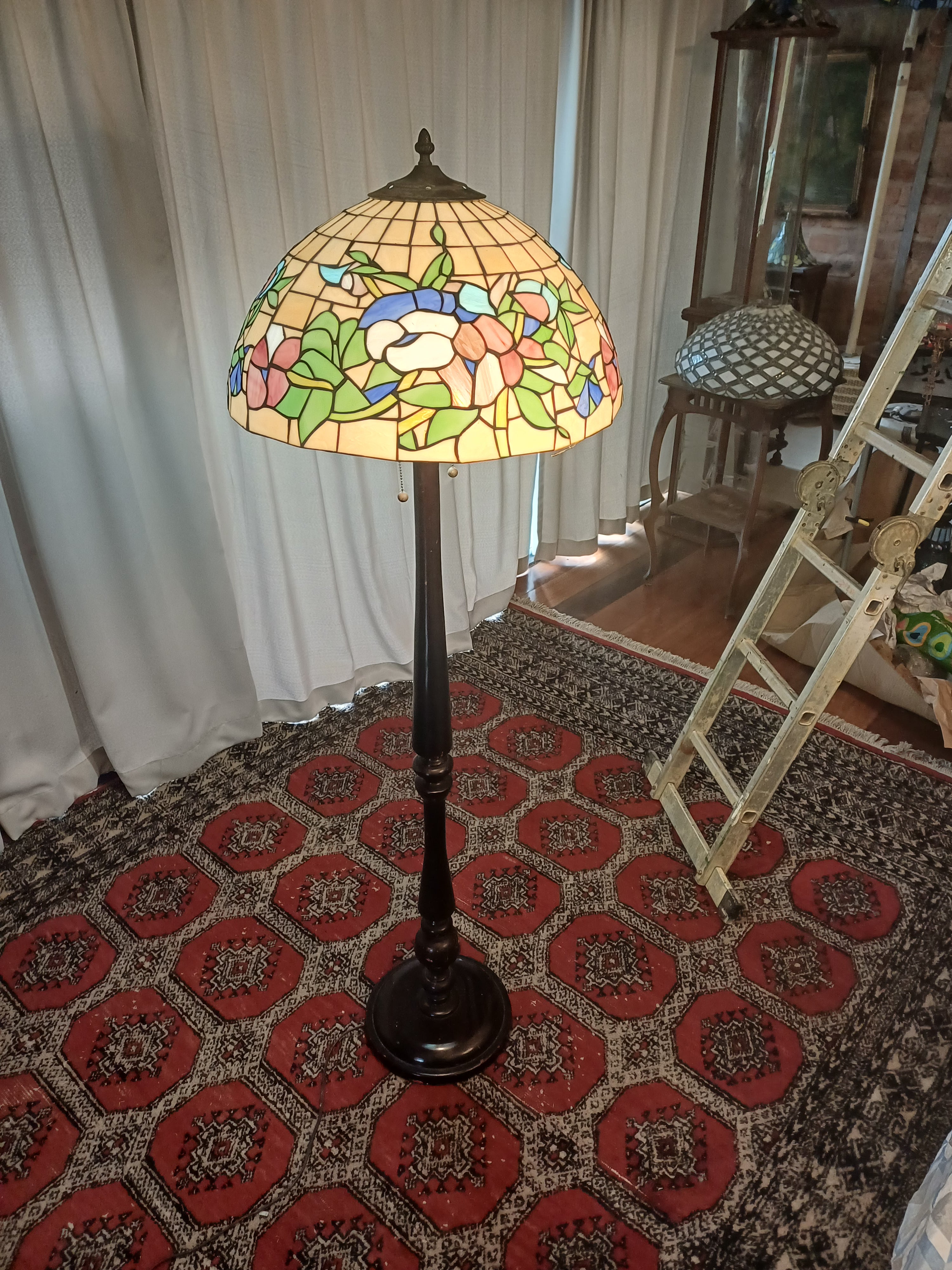 Raro Abajur Tiffany Pé Alto 160mt com motivos florais 