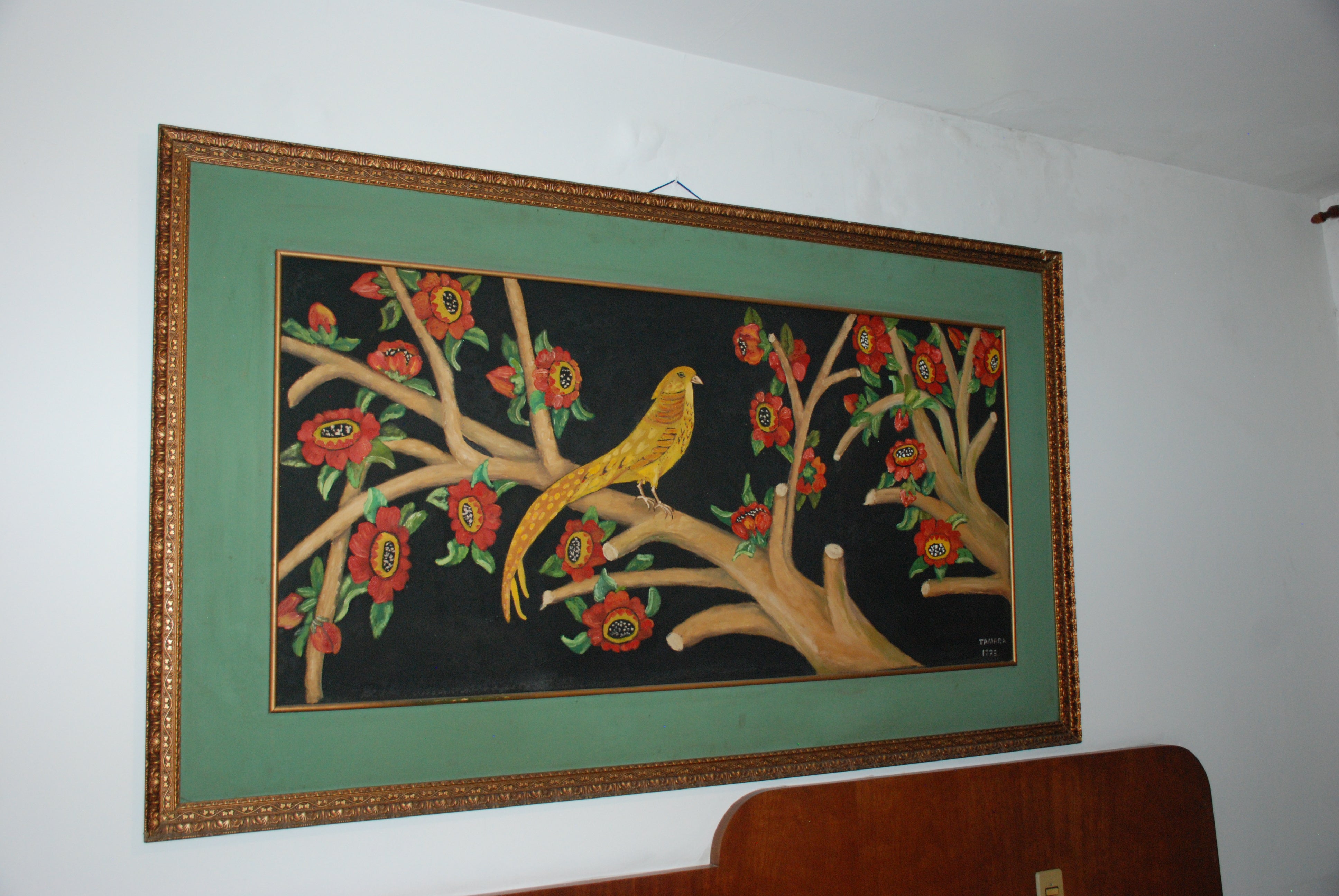 Quadro retratando pássaro e flores no galho - Oleo sobre duratex 1973 - moldura 1,90 x 1,10 - quadro 1,50 x O,70