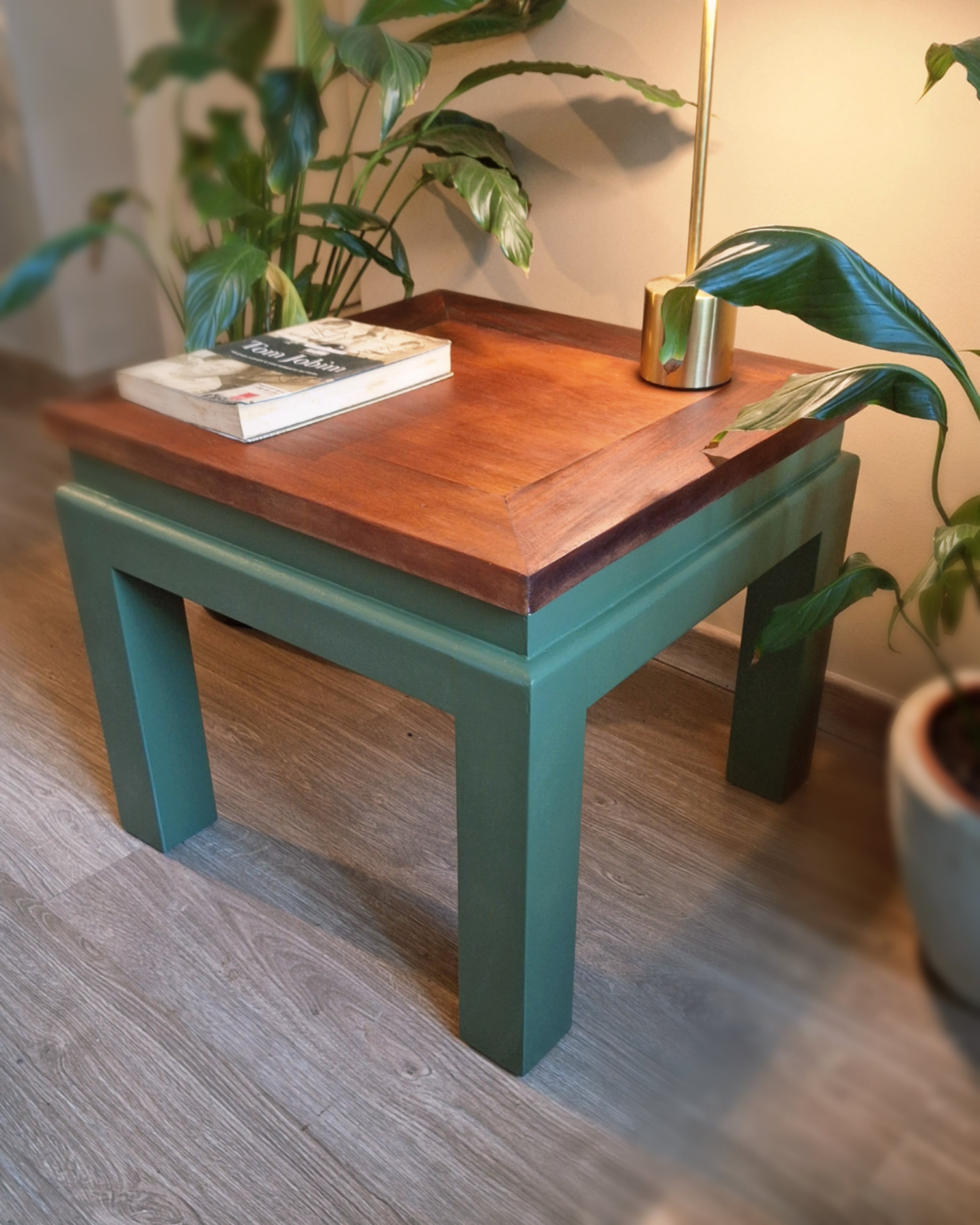 Mesa auxiliar quadrada com pintura verde e tampo em madeira natural (valor unitário)